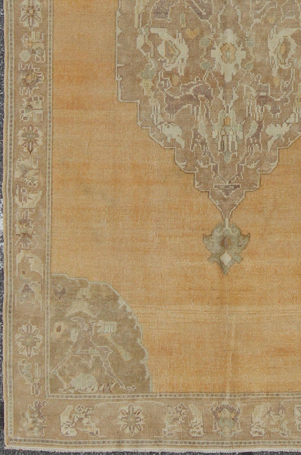Vieux tapis turc Oushak avec médaillon floral orné en orange délavé, camel et brun clair, tapis en-4544, pays d'origine / type : Turquie / Oushak, vers le milieu du 20e siècle

Ce tapis turc Oushak vintage (vers le milieu du 20e siècle) présente