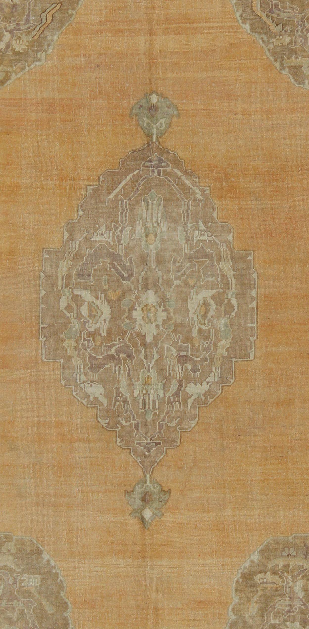 Turc Tapis turc vintage Oushak avec médaillon à fleurs en orange délavé et marron clair