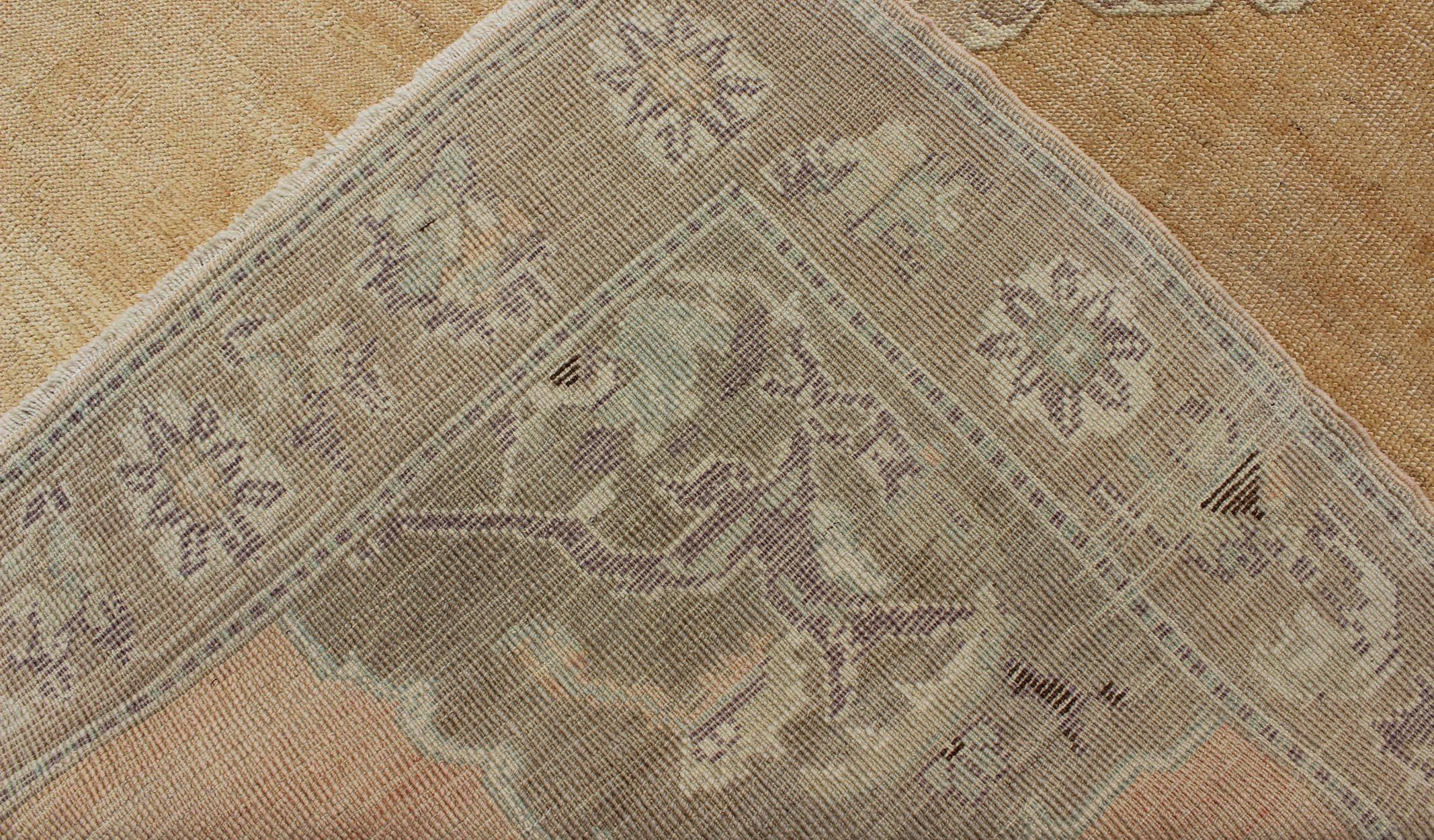 Laine Tapis turc vintage Oushak avec médaillon à fleurs en orange délavé et marron clair