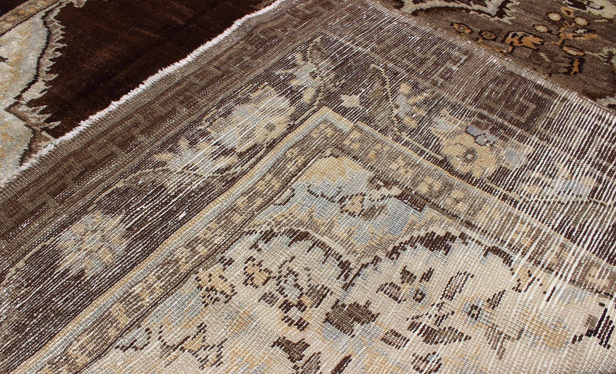 Alfombra Kars Turca Vintage con Medallón Floral de Fondo Marrón en Marfil y Topo siglo XX en venta