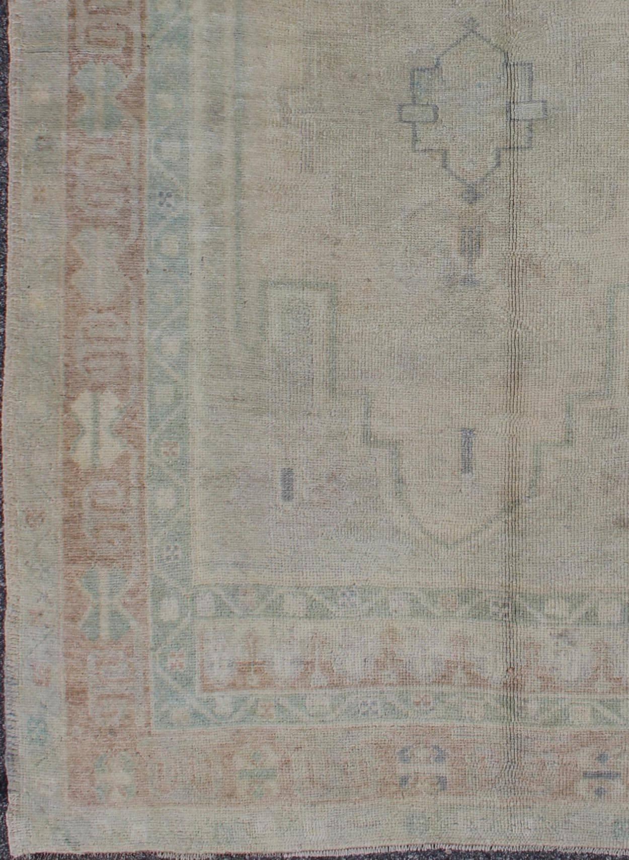 Tappeto vintage sbiadito in Oushak turco con motivi geometrici in marrone, marrone scuro e verde, tappeto en-515, paese d'origine/tipo: Turchia / Oushak, circa metà del XX secolo

Questo tappeto Oushak vintage sbiadito (circa metà del XX secolo)