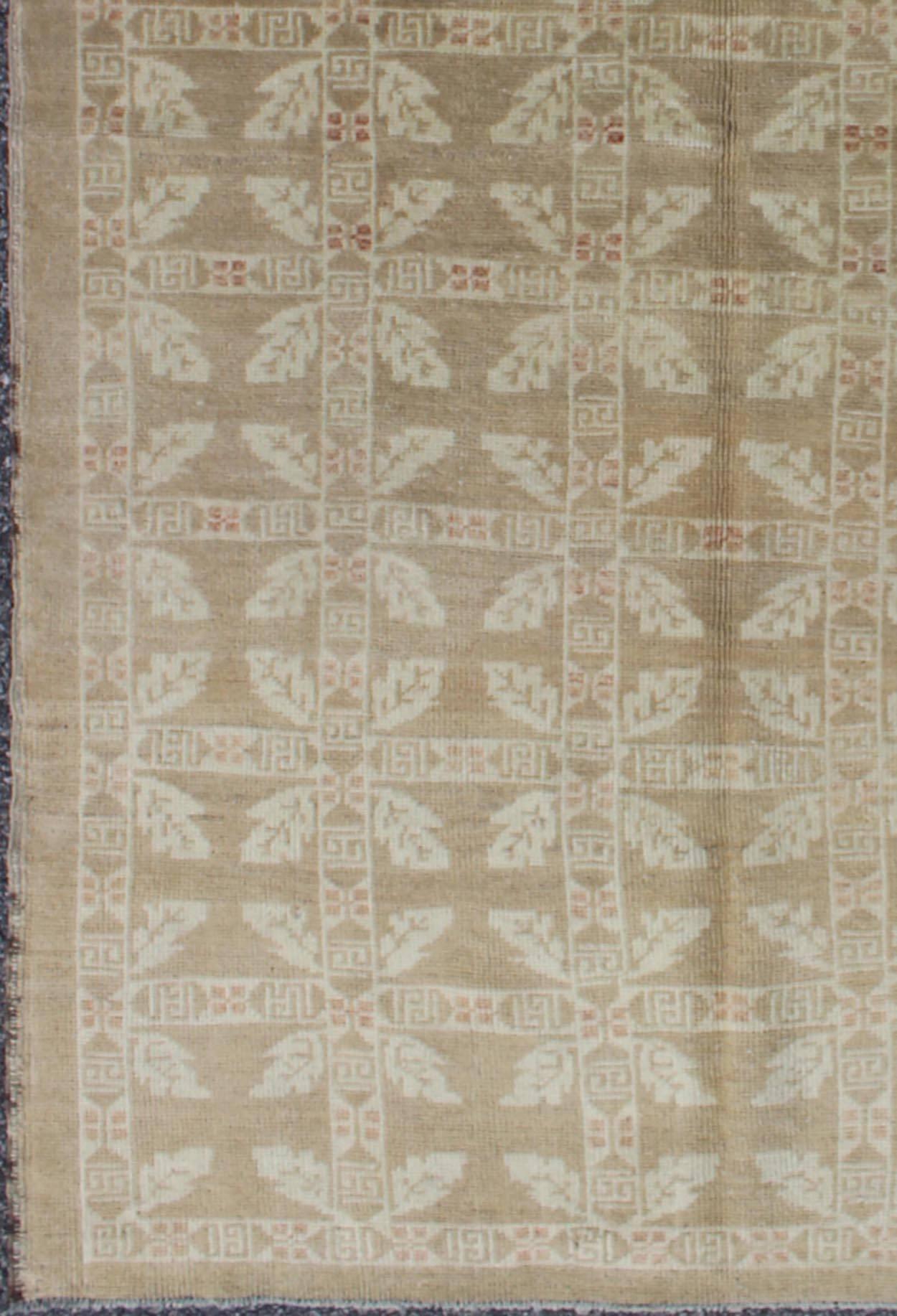 All-over ivory wreath design vintage Turkish Oushak rug in taupe and neutrals, rug en-603, country of origin / type: Turkey / Oushak, circa mid-20th century.

This vintage Turkish Oushak carpet (circa mid-20th century) features an all-over pattern