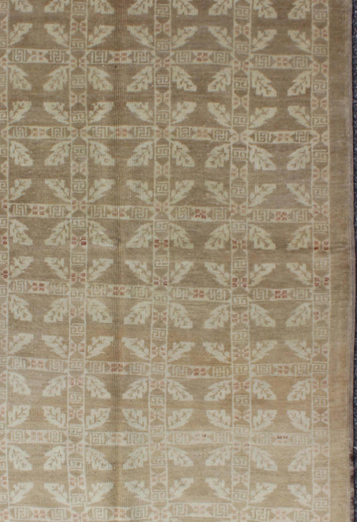 Türkischer Oushak-Teppich in Taupe und Neutral in Elfenbein mit Kranzmuster im Vintage-Stil im Zustand „Hervorragend“ im Angebot in Atlanta, GA