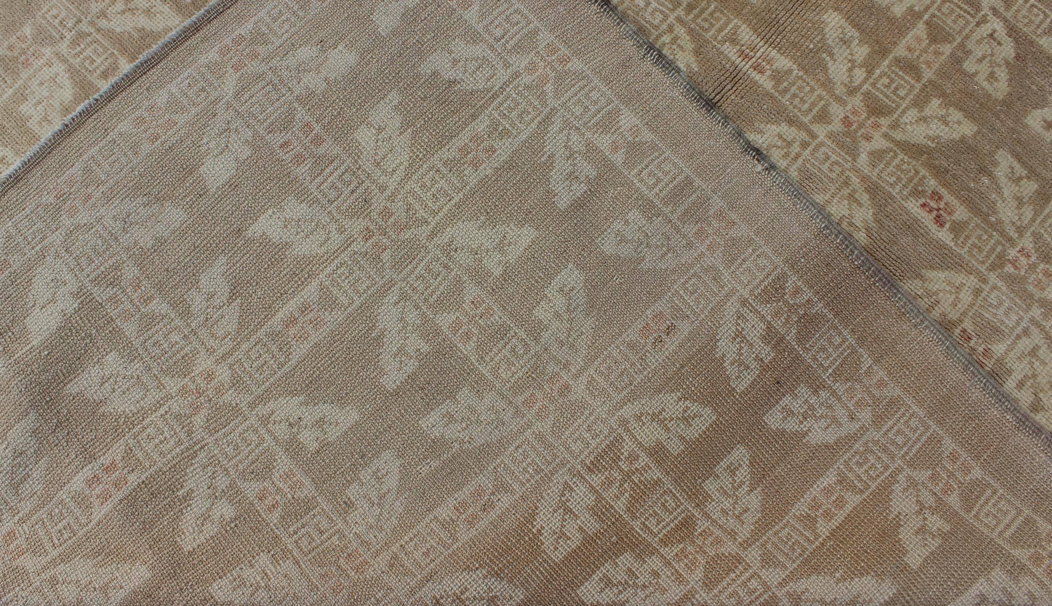 Türkischer Oushak-Teppich in Taupe und Neutral in Elfenbein mit Kranzmuster im Vintage-Stil (Wolle) im Angebot