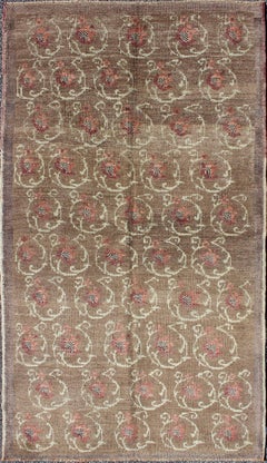 Türkischer Tulu-Teppich im Vintage-Stil mit All-Over-Design in Braun, Elfenbein, Grau und Rot