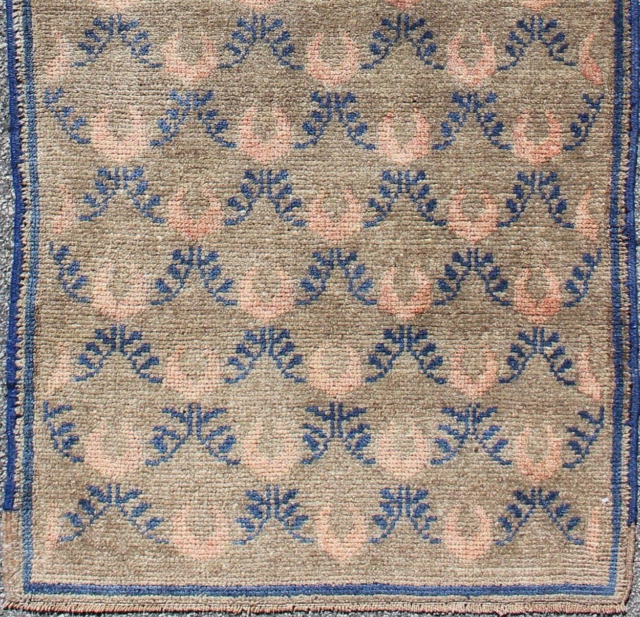 All-over ivory wreath design vintage Turkish Oushak rug, rug en-603, country of origin / type: Turkey / Tulu, circa mid-20th century

This vintage Turkish Tulu carpet, (circa mid-20th century) features an all-over pattern of vining latticework