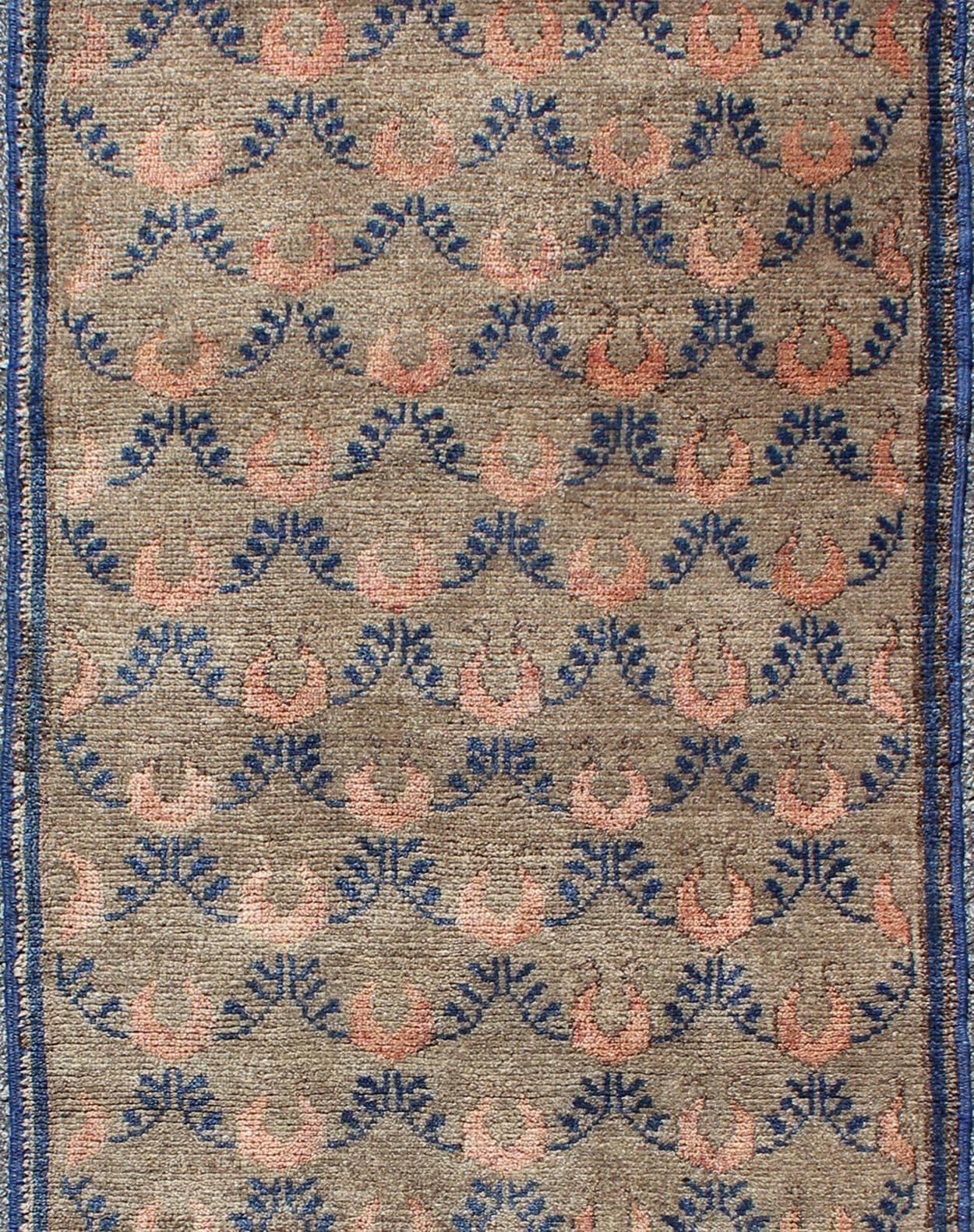 All-Over Vintage Turkish Tulu Rug with Vining Latticework in Tan, Cream and Blue In Excellent Condition For Sale In Atlanta, GA
