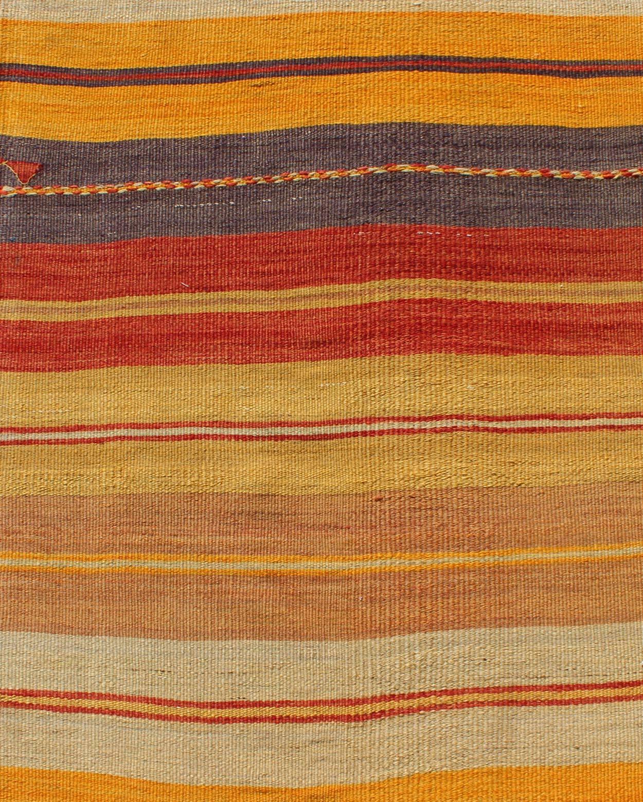 Alfombra Kilim Turca Vintage de Colores con Diseño de Rayas Horizontales siglo XX en venta