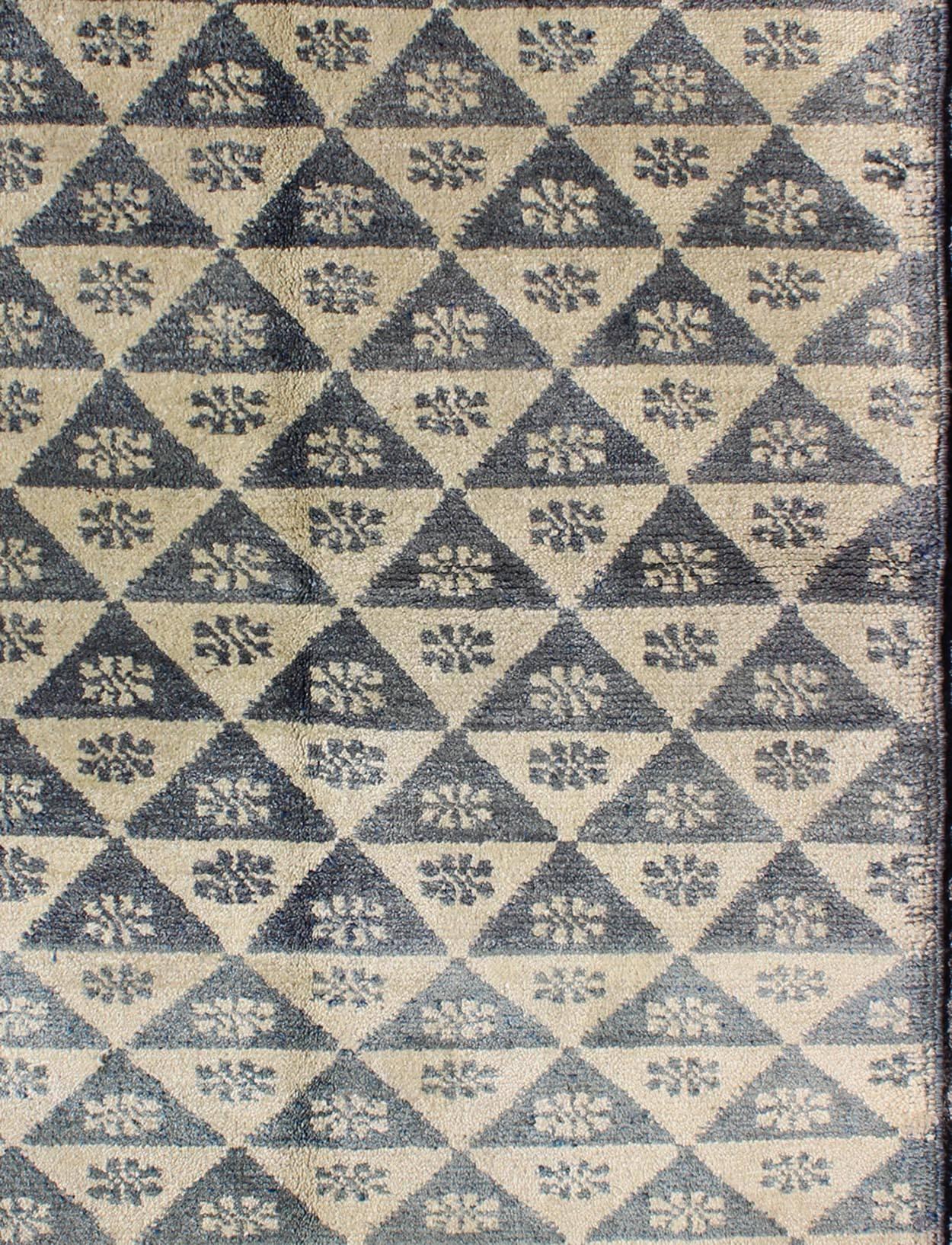 Annodato a mano Tappeto Tulu vintage 3'9 x 5'5 con design a triangolo in grigio blu e giallo burro in vendita
