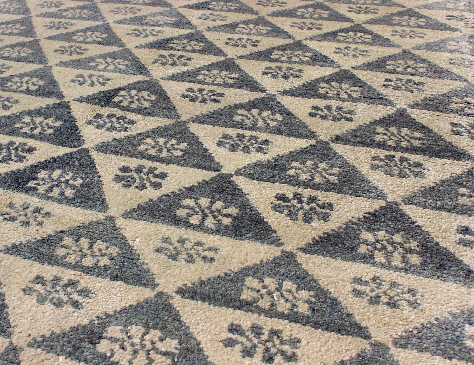 Tappeto Tulu vintage 3'9 x 5'5 con design a triangolo in grigio blu e giallo burro In condizioni ottime in vendita a Atlanta, GA