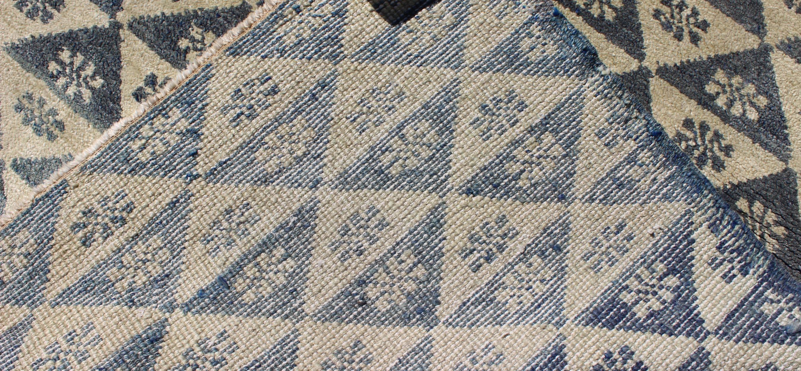 XX secolo Tappeto Tulu vintage 3'9 x 5'5 con design a triangolo in grigio blu e giallo burro in vendita