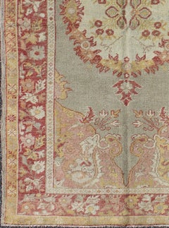 Türkischer Oushak-Vintage-Teppich mit Blumenmedaillon-Design in Rot und Hellblau
