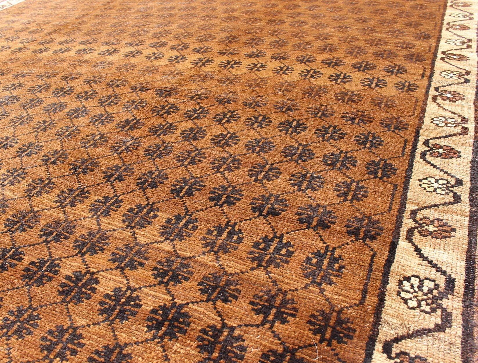 Türkischer Vintage-Kars-Teppich im Vintage-Stil mit modernem Gittermuster in Braun im Zustand „Gut“ im Angebot in Atlanta, GA