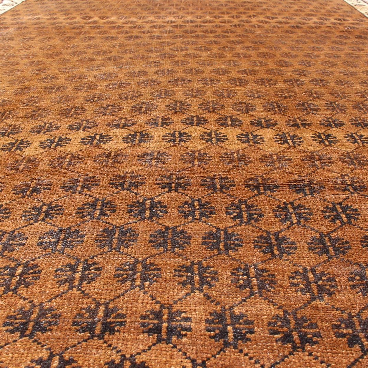 Türkischer Vintage-Kars-Teppich im Vintage-Stil mit modernem Gittermuster in Braun (20. Jahrhundert) im Angebot