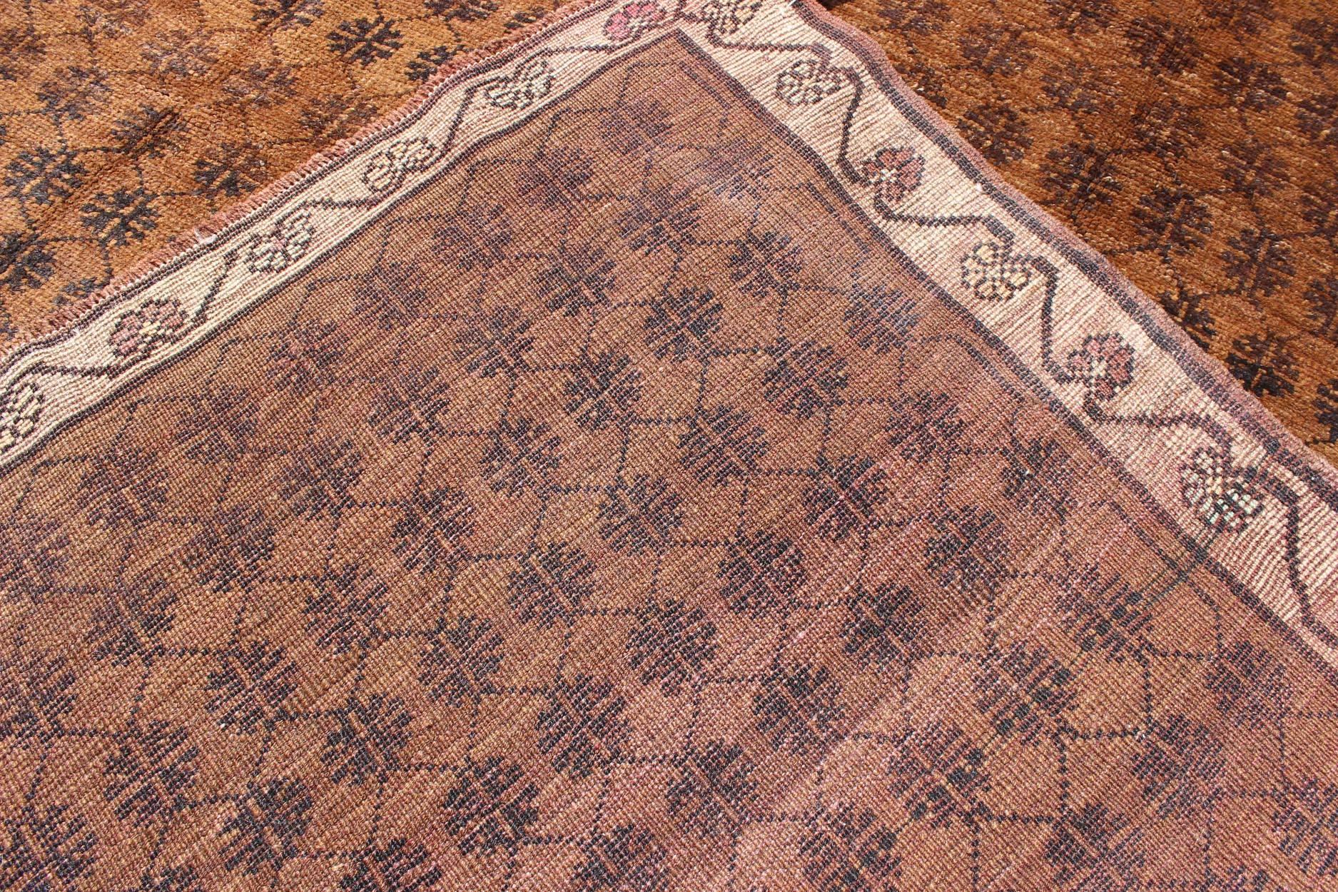 Türkischer Vintage-Kars-Teppich im Vintage-Stil mit modernem Gittermuster in Braun (Wolle) im Angebot