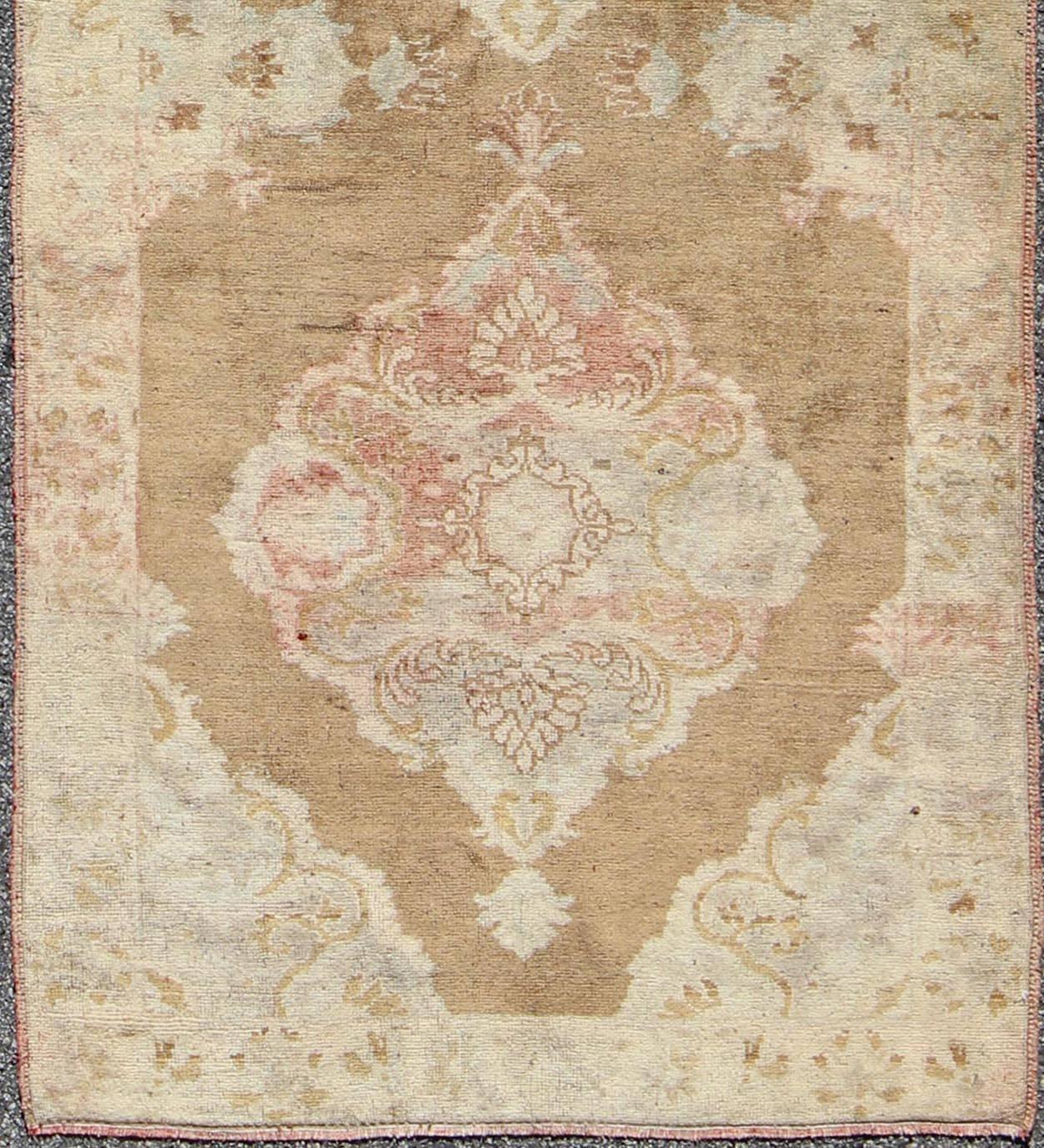 Vintage Turkish Oushak runner with floral medallions in light brown and ivory, rug tra-0912, country of origin / type: Turkey / Oushak, circa mid-20th century.

This beautiful vintage Oushak runner from mid-20th century Turkey features a classic