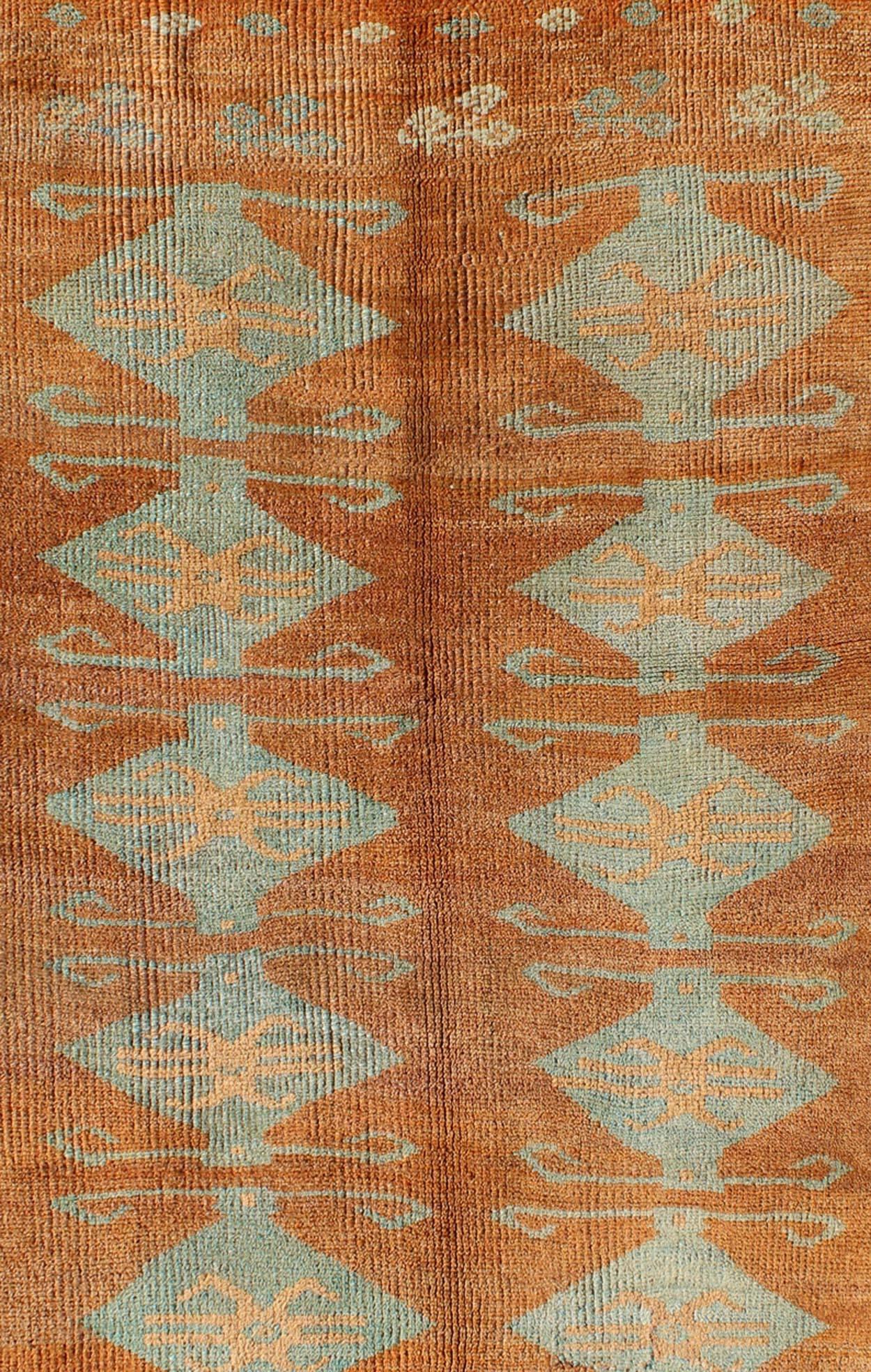 Türkischer Tulu-Oushak-Teppich mit Stammesmedaillons in Kupfer und Hellblau (Handgeknüpft) im Angebot