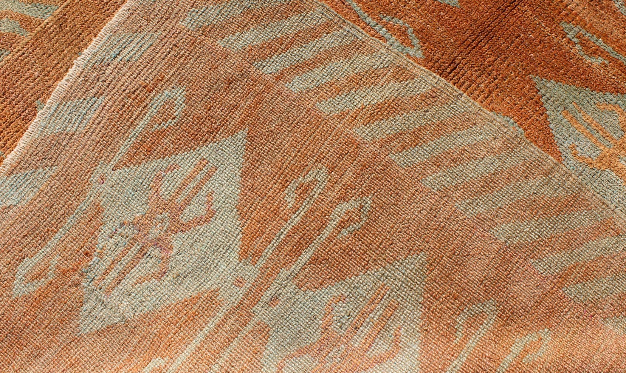 Türkischer Tulu-Oushak-Teppich mit Stammesmedaillons in Kupfer und Hellblau (Wolle) im Angebot