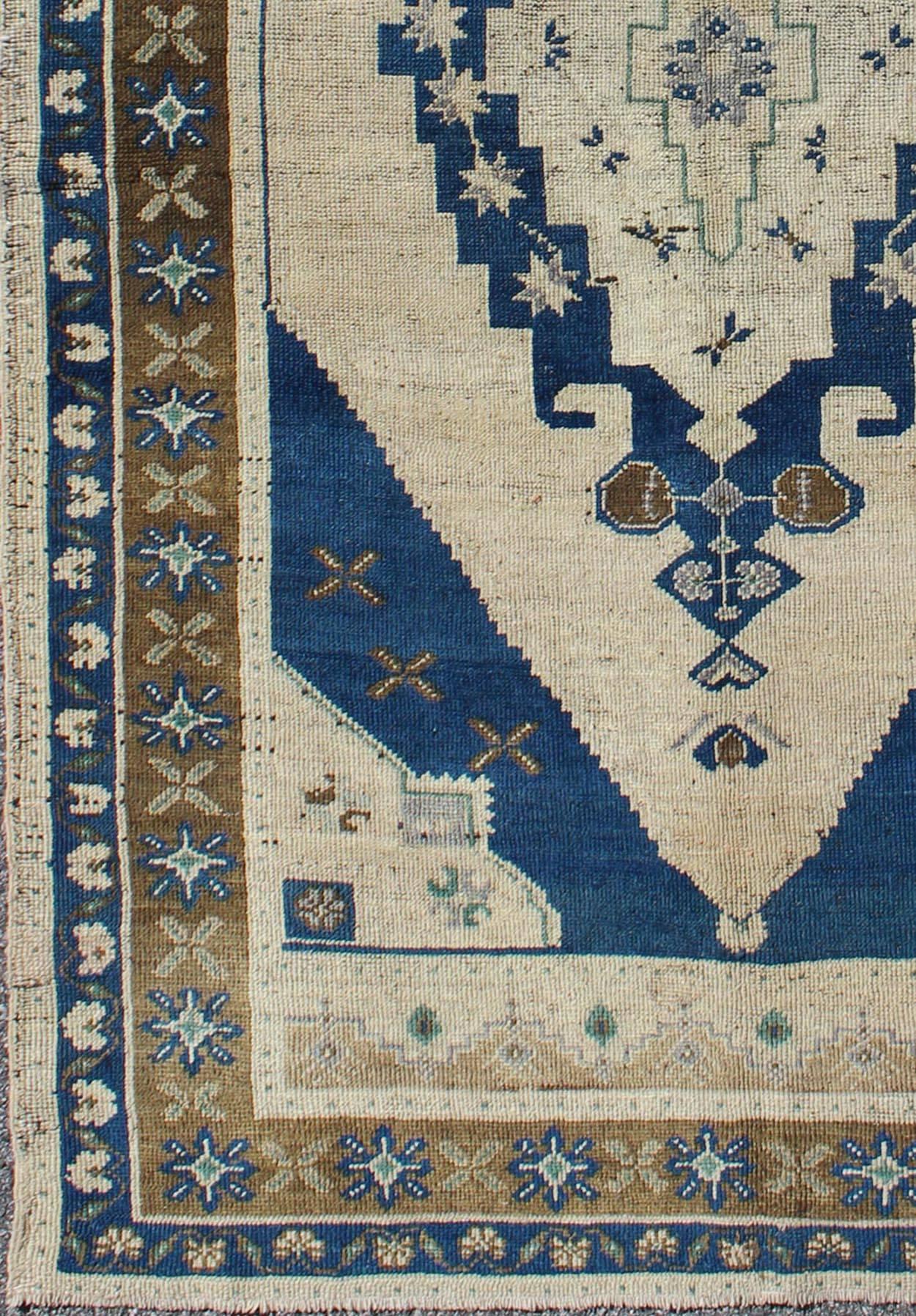 Vintage Turkish Oushak Rug in Navy Blue, Ivory, Taupe and Brown, rug tu-9305, country of origin / type: Turkey / Oushak, circa mid-20th century.

This vintage Turkish Oushak carpet (circa mid-20th century) features a central, multi-layered medallion