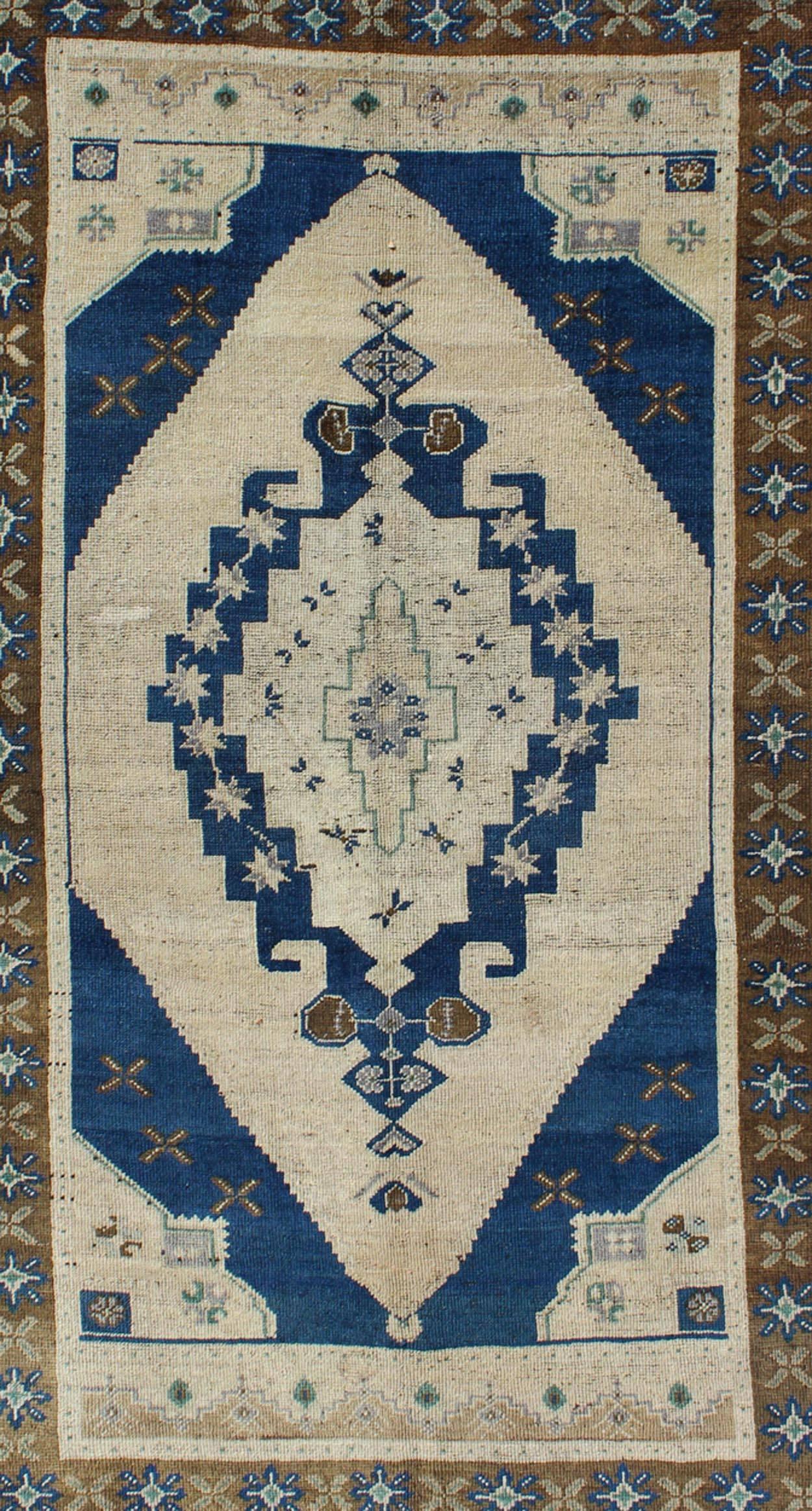 Alfombra turca vintage Oushak en azul marino, marfil, topo y marrón Turco en venta