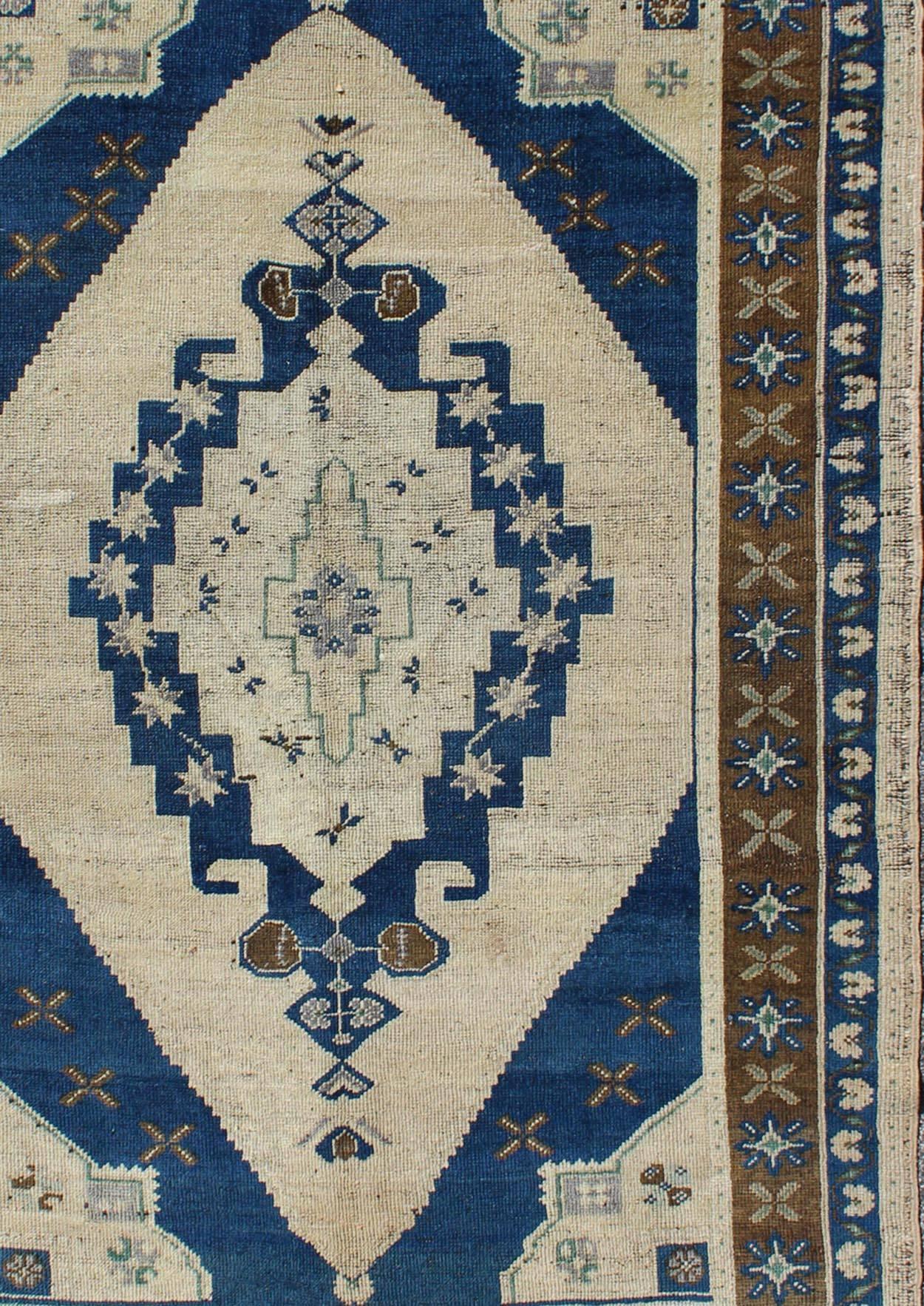 Alfombra turca vintage Oushak en azul marino, marfil, topo y marrón Anudado a mano en venta