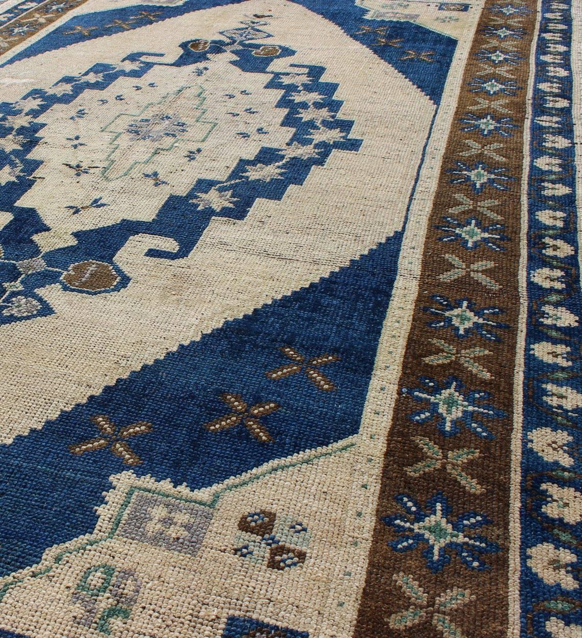Alfombra turca vintage Oushak en azul marino, marfil, topo y marrón en Bueno estado para la venta en Atlanta, GA