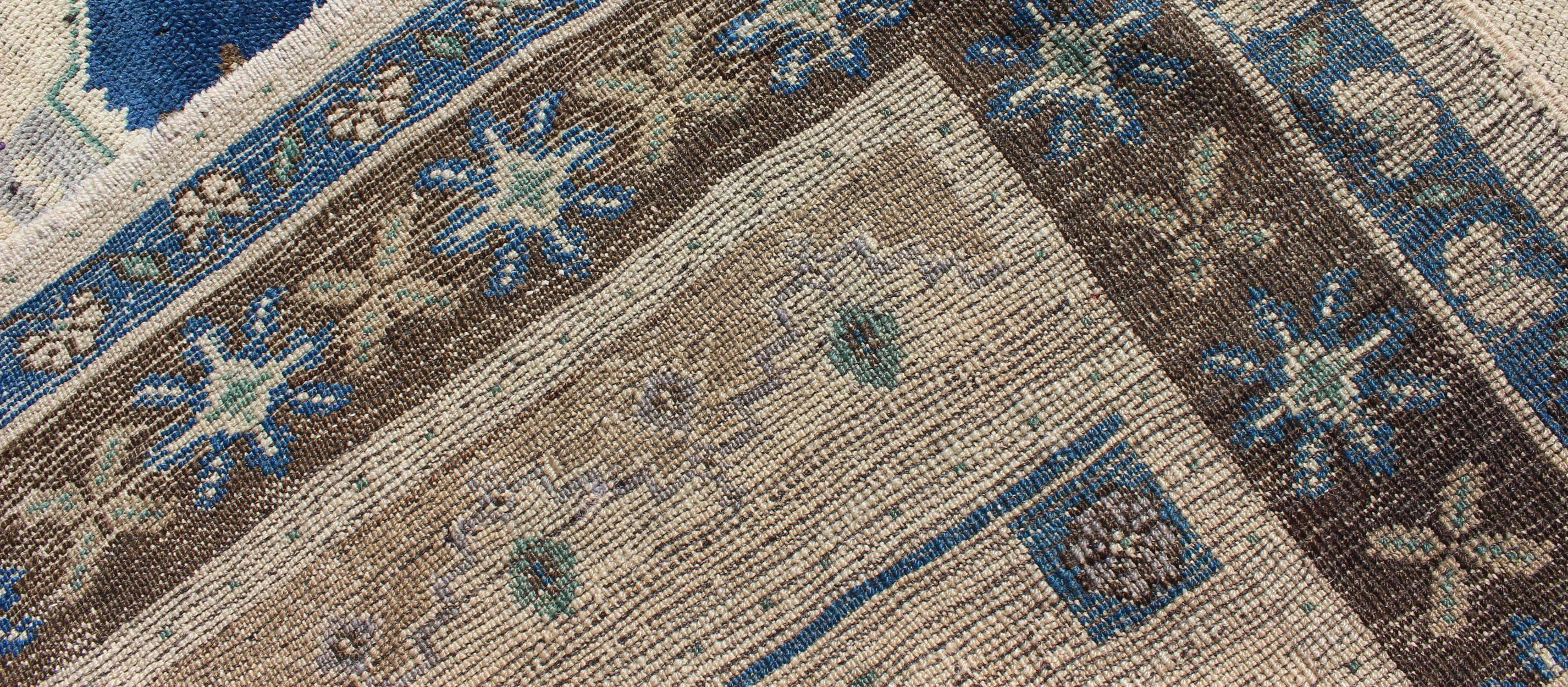 Alfombra turca vintage Oushak en azul marino, marfil, topo y marrón Lana en venta