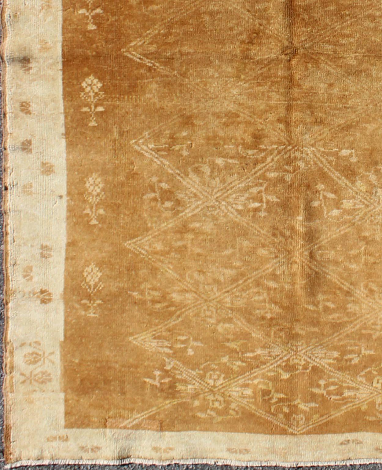 Light brown vintage Turkish Oushak rug with latticework floral pattern, rug tu-9501, country of origin / type: Turkey / Oushak, circa mid-20th century

Set on a light brown field with a latticework floral pattern, this beautiful vintage Oushak rug