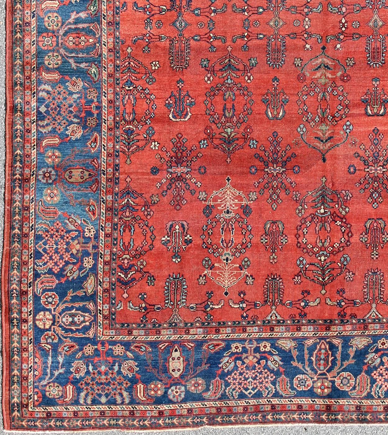 Quadratischer, antiker persischer Sultanabad-Teppich in Terrakotta-Rot und Mittelblau. Keivan Woven Arts / Teppich/ C-0919, Herkunftsland / Typ: Iran / Sultanabad, um 1900.  
Maße: 10'7 x 11'9.
Dieser antike persische Sultanabad von der Wende zum