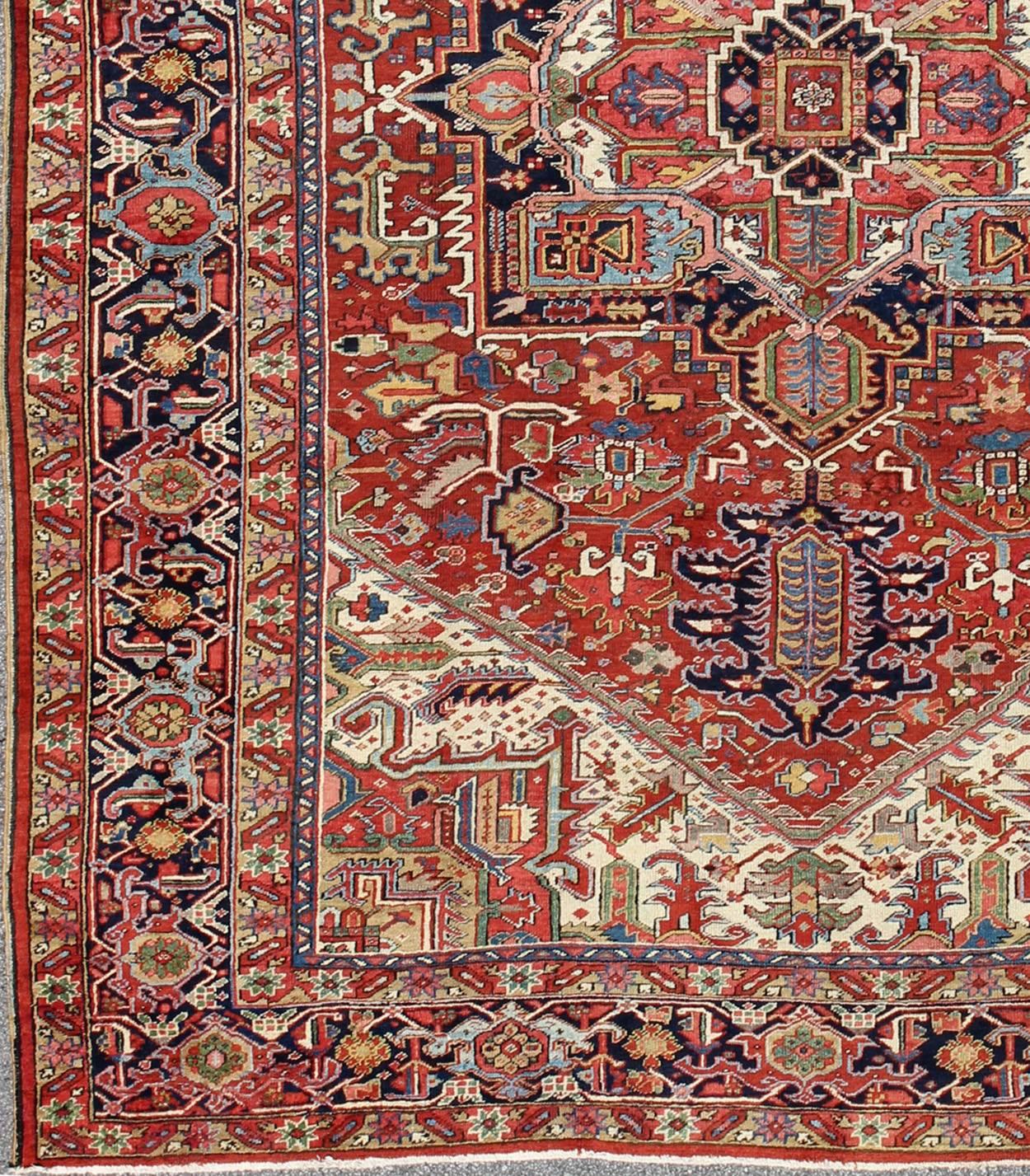 Antiker Heriz-Serapi-Teppich mit geometrischem Medaillon in Rostrot, Dunkelblau und Grün. Keivan Woven Arts / Teppich / A-0203, Herkunftsland / Art: Iran /Heriz, um 1910. 
Maße: 10'3 x 13'3.
Dieser prächtige antike persische Heriz-Serapi-Teppich aus
