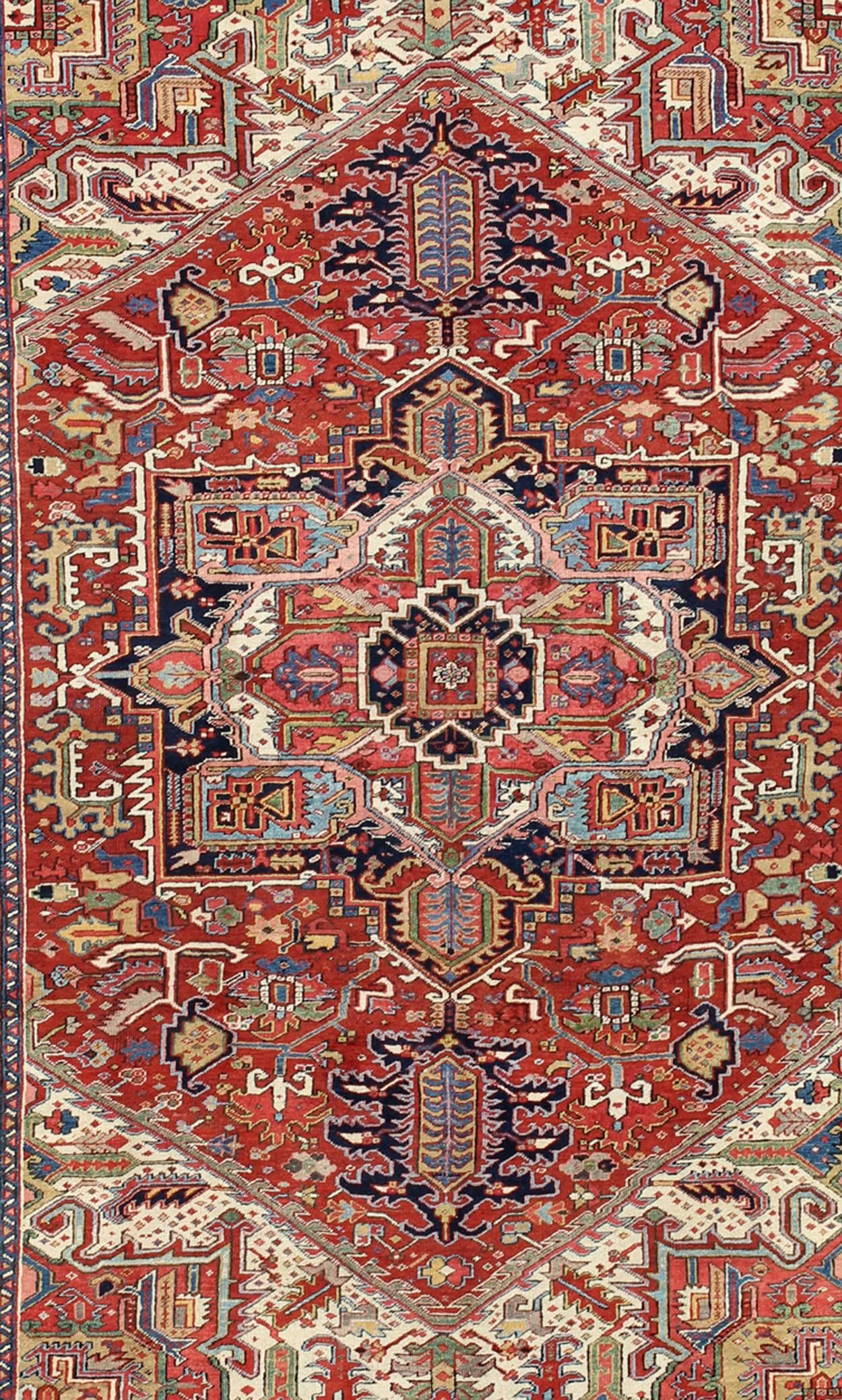 Antiker Heriz-Serapi-Teppich mit geometrischem Medaillon in Rostrot, Dunkelblau, Grün (Heriz Serapi) im Angebot