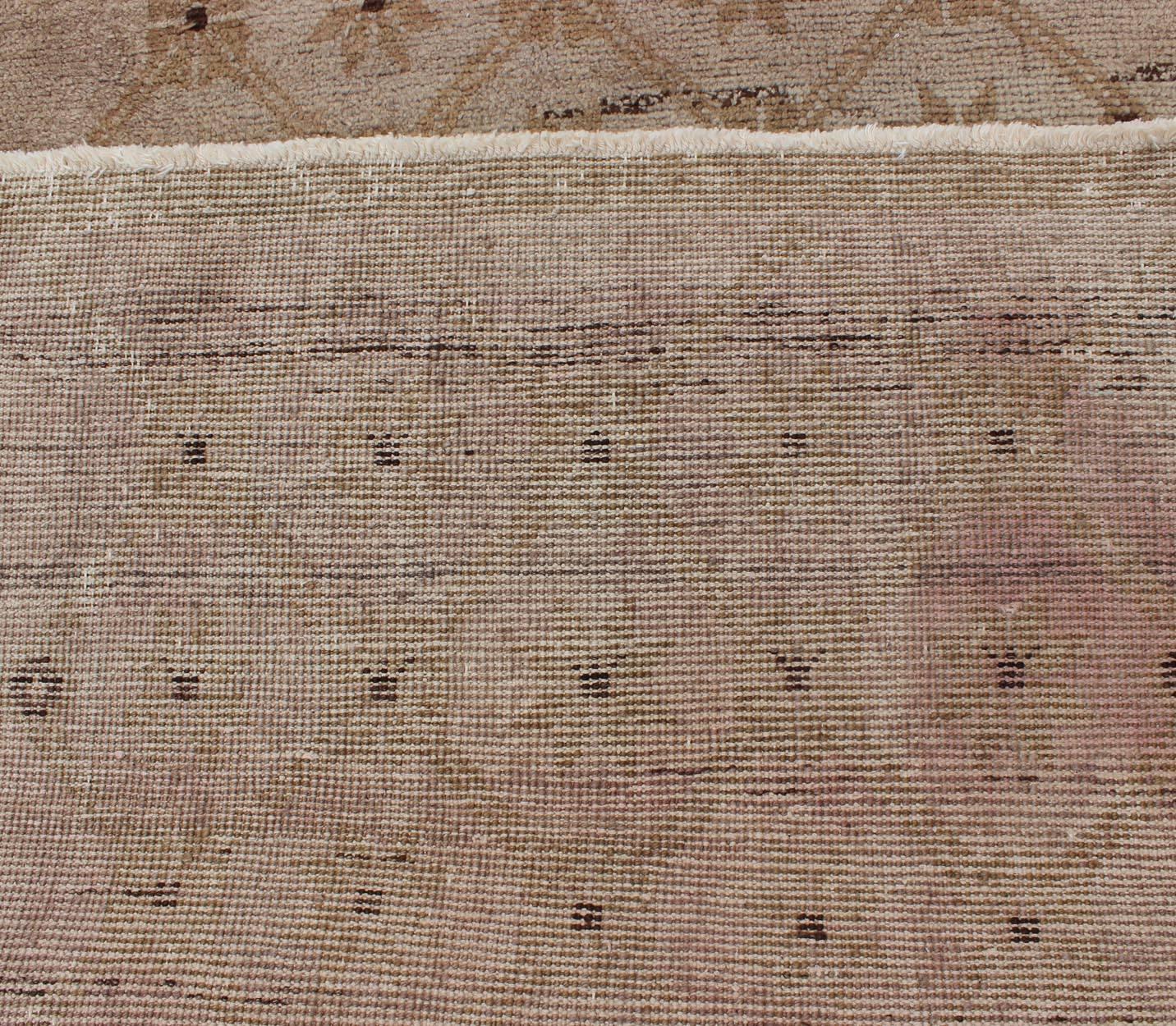 XX secolo Runner vintage turco unico nel suo genere con disegno a reticolo in Taupe, Cream e Khaki in vendita