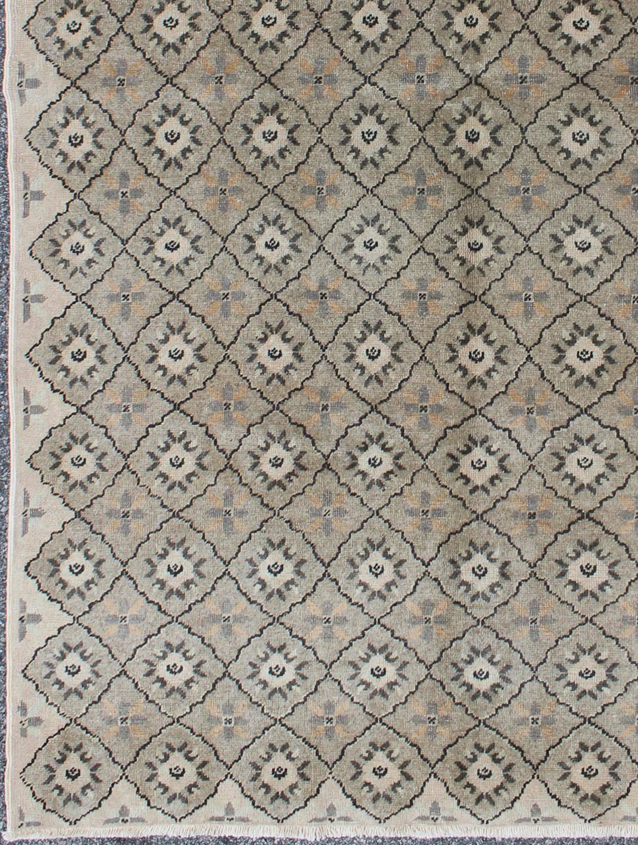Vieux tapis turc de Sivas avec des motifs de diamants stylisés sur toute la surface en gris, Keivan Woven Arts / tapis ALG-136570, pays d'origine / type : Turquie / Sivas, vers la moitié du 20e siècle

Des motifs stylisés se répètent sur ce tapis
