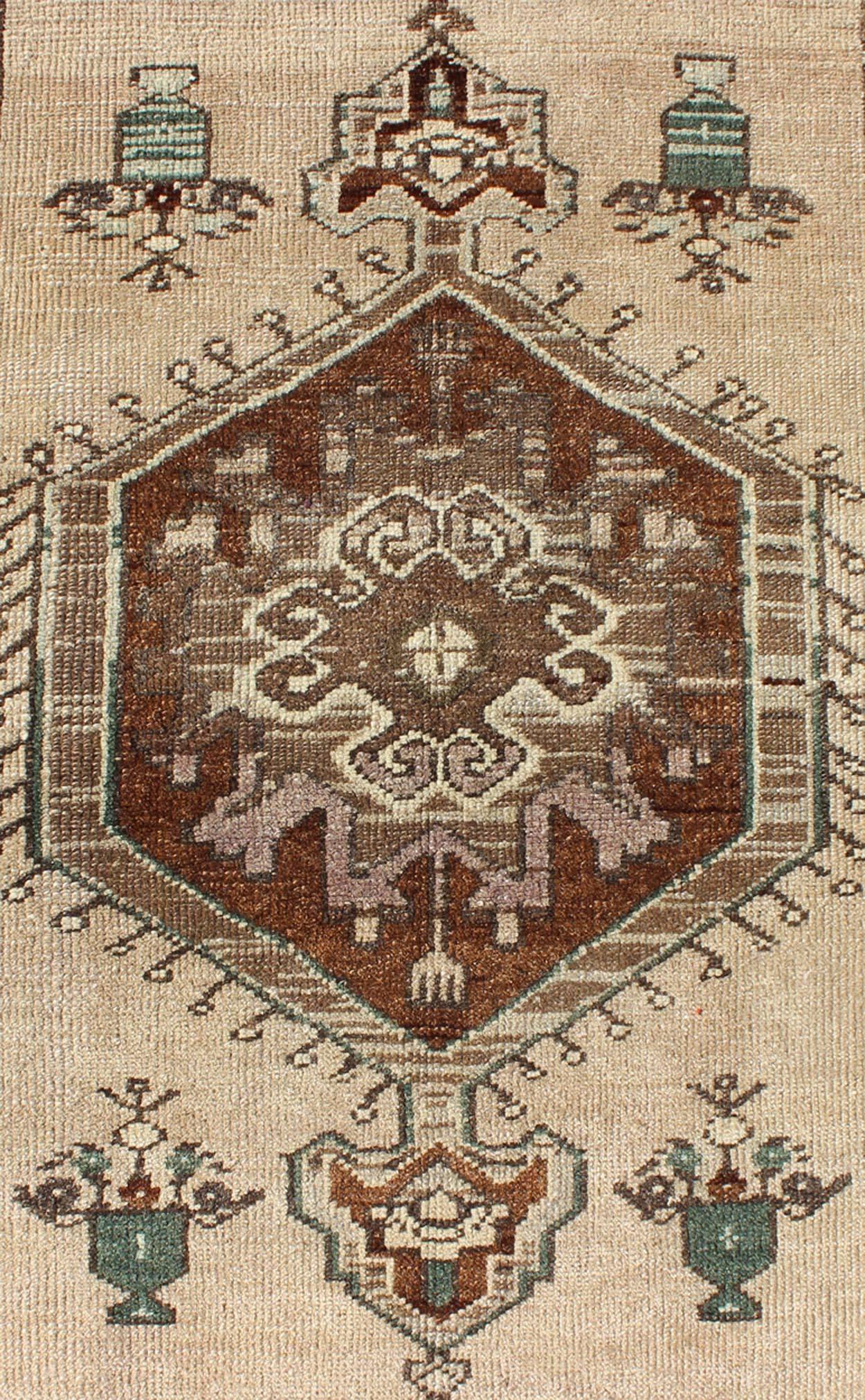 XX secolo Tappeto vintage turco Oushak con medaglione centrale e motivi floreali in marrone in vendita