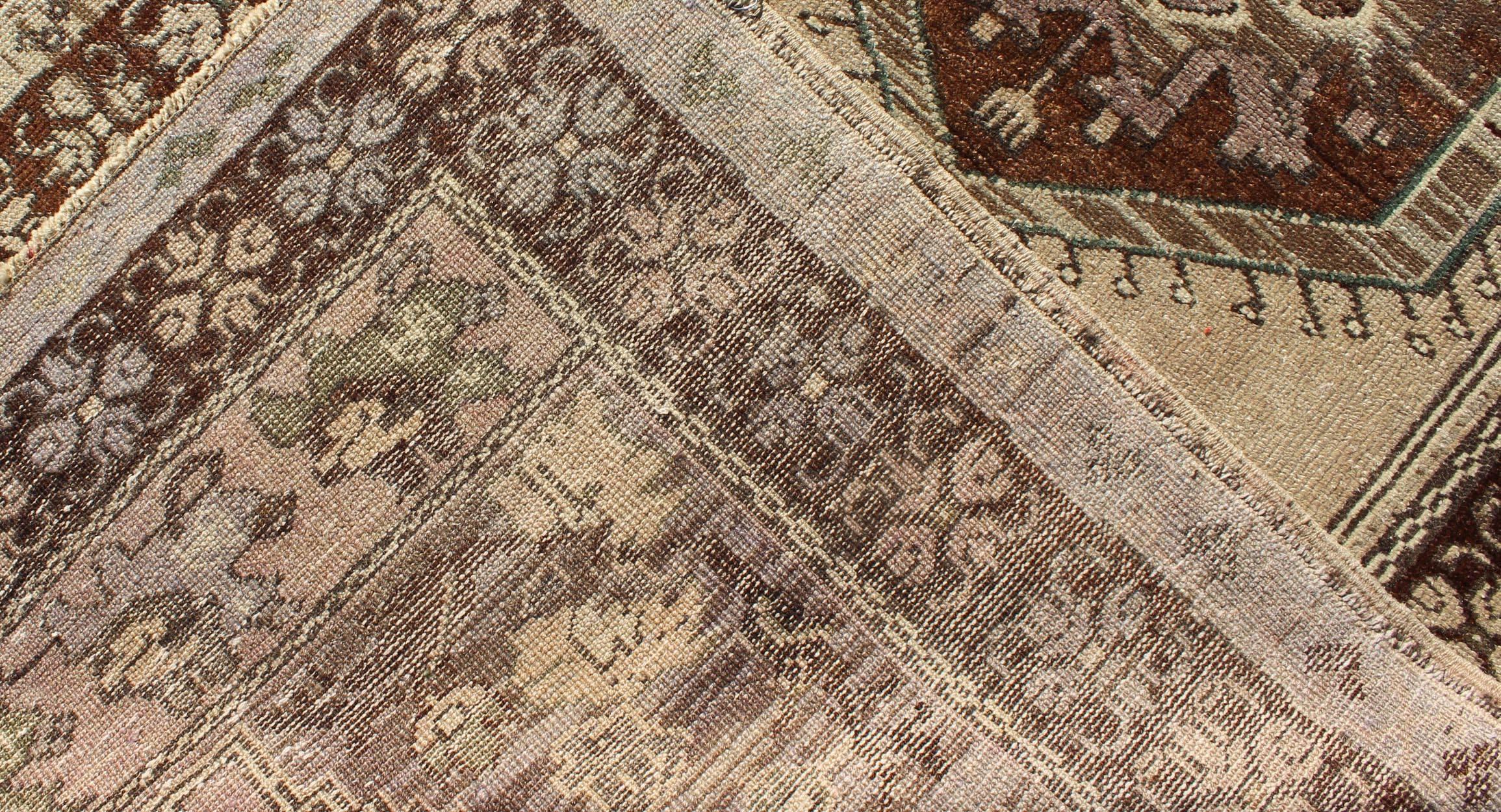 Lana Tappeto vintage turco Oushak con medaglione centrale e motivi floreali in marrone in vendita