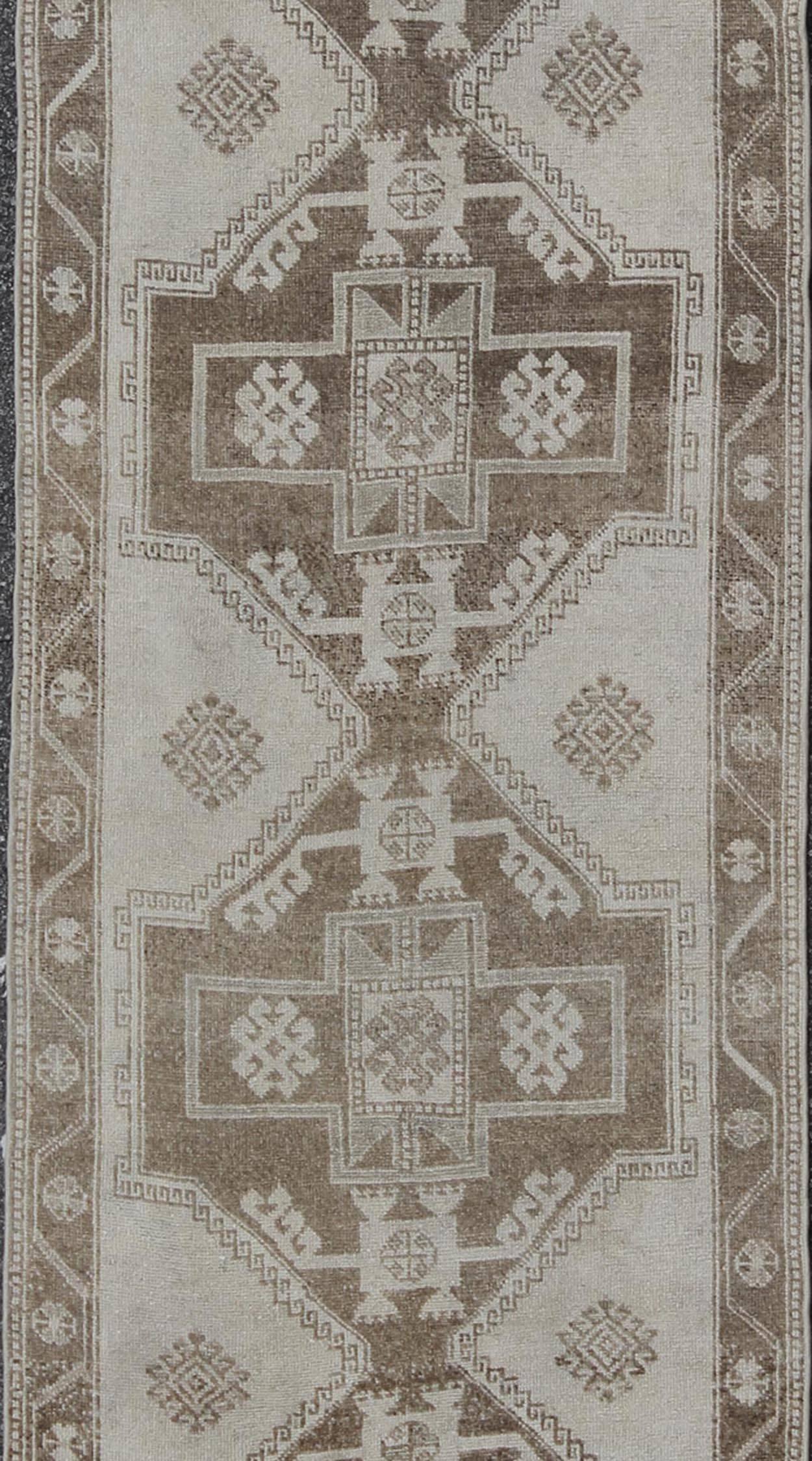 Turkish Oushak Gallery Runner with Four Tribal Medallions in Light Gray / Brown In Excellent Condition For Sale In Atlanta, GA