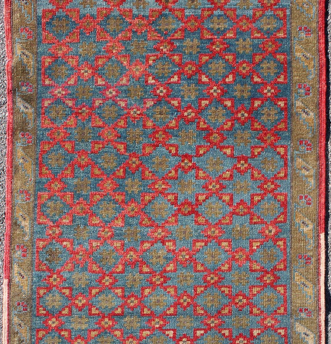 Alfombra turca Konya con diseño reticular floral integral en rojo, azul y verde oliva Moderno en venta