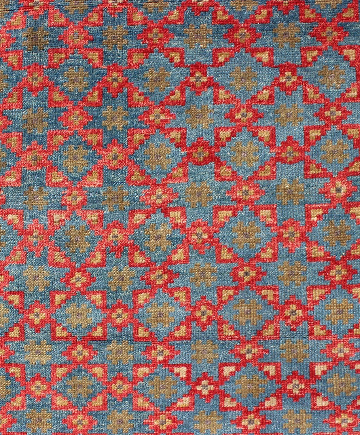 Alfombra turca Konya con diseño reticular floral integral en rojo, azul y verde oliva en Excelente estado para la venta en Atlanta, GA