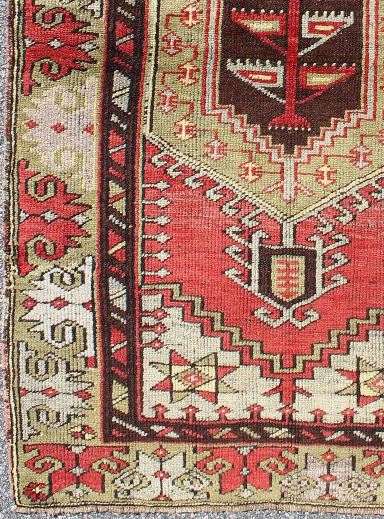 Vintage Turkish Oushak rug with geometric tribal medallion in red and green, Keivan Woven Arts/ rug # TU-DUR-3458, country of origin / type: Turkey / Oushak, circa mid-20th century.

Measures: 2'11 x 5'.

This vintage Turkish Oushak carpet, (circa