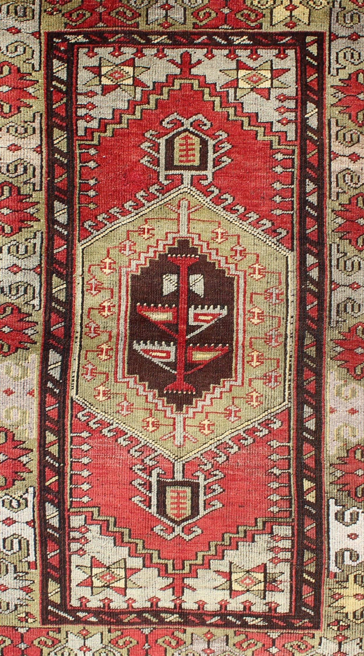 Turc Tapis turc vintage Oushak avec médaillon tribal géométrique rouge et vert en vente