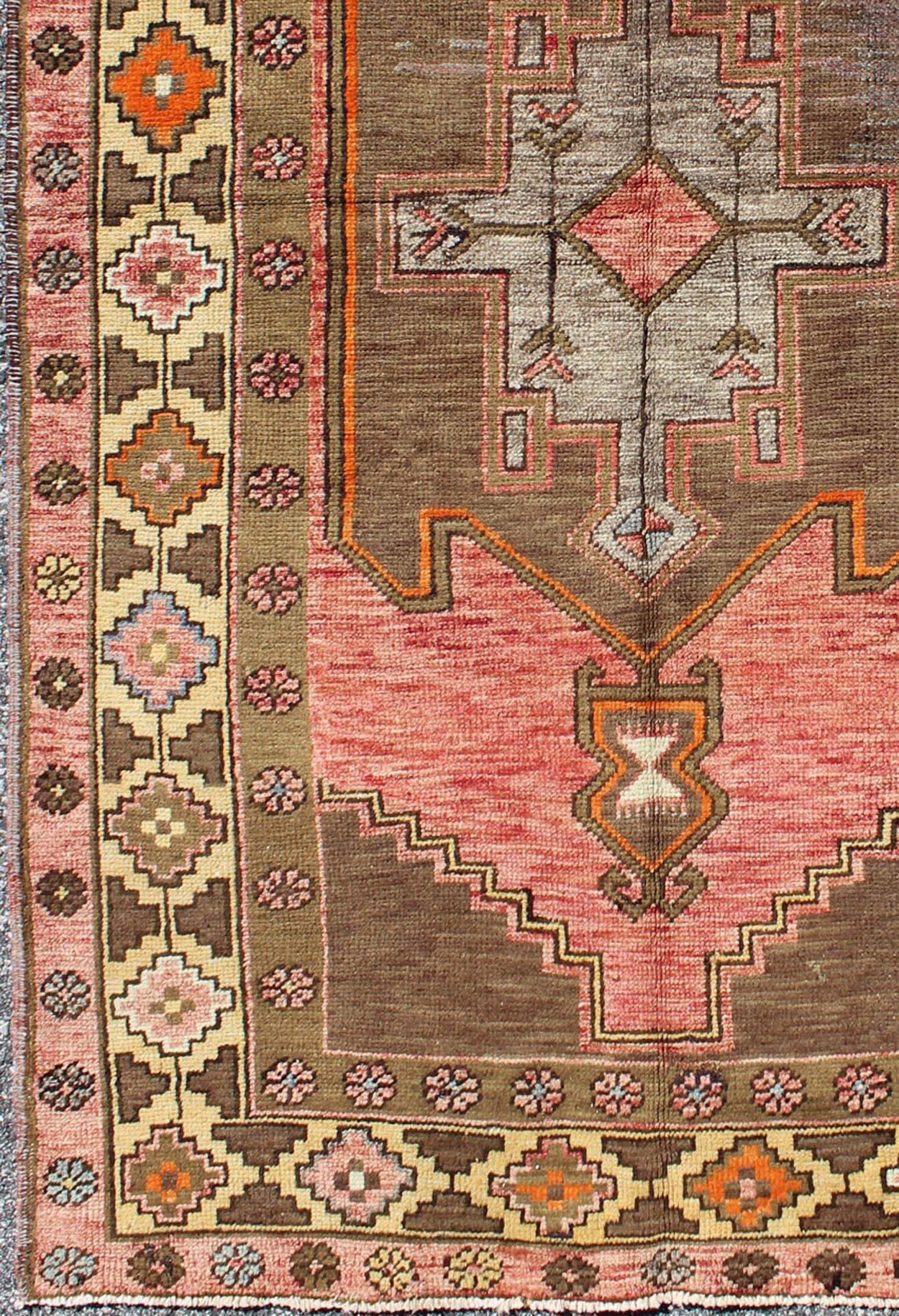 Midcentury vintage Turkish Oushak rug with geometric florals in red and brown, rug dur-3459, country of origin / type: Turkey / Oushak, circa mid-20th century

This vintage Turkish Oushak carpet (circa mid-20th century) features a unique central