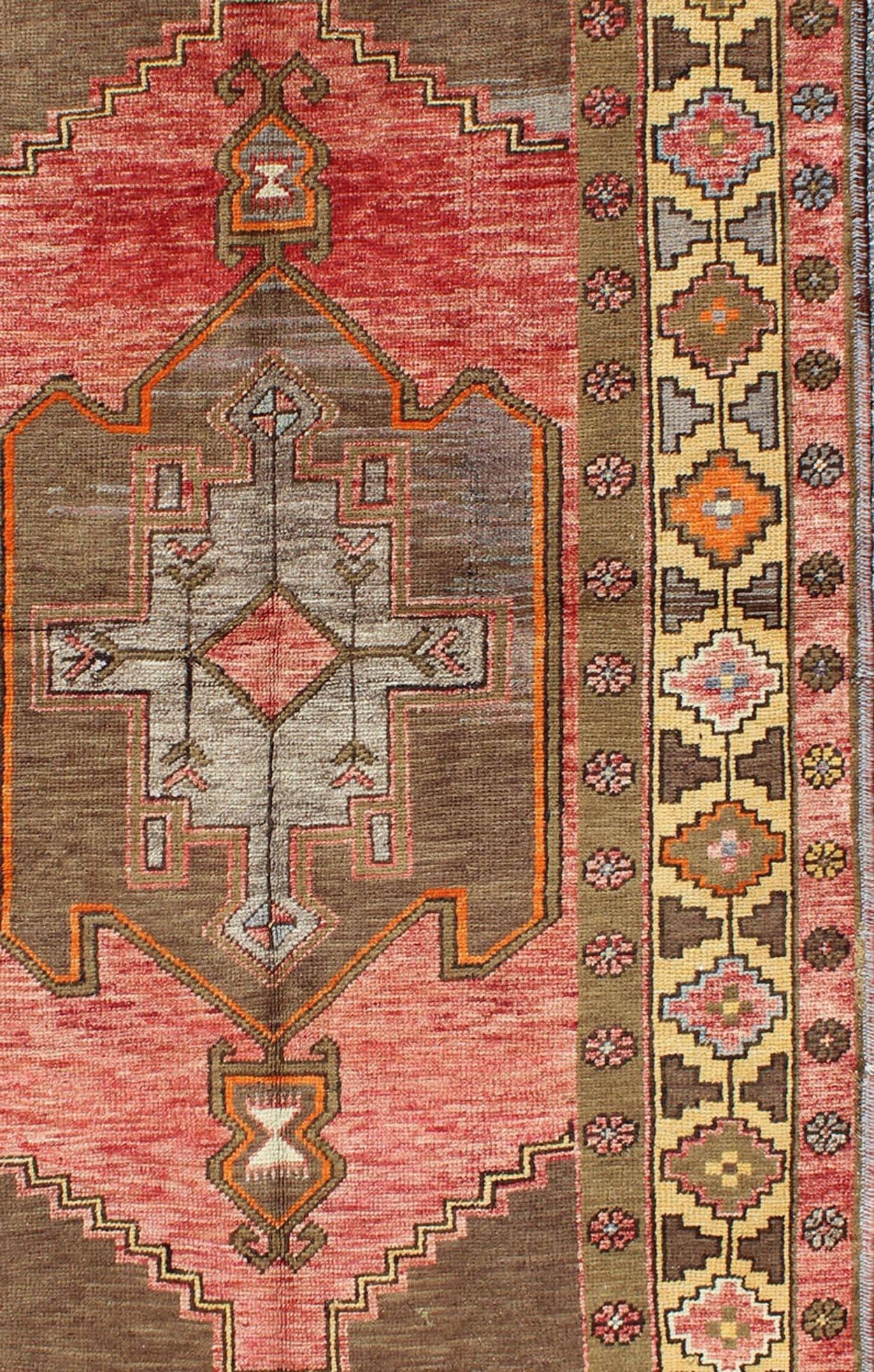 Noué à la main Tapis turc Oushak vintage du milieu du siècle dernier avec fleurs géométriques en rouge et marron en vente