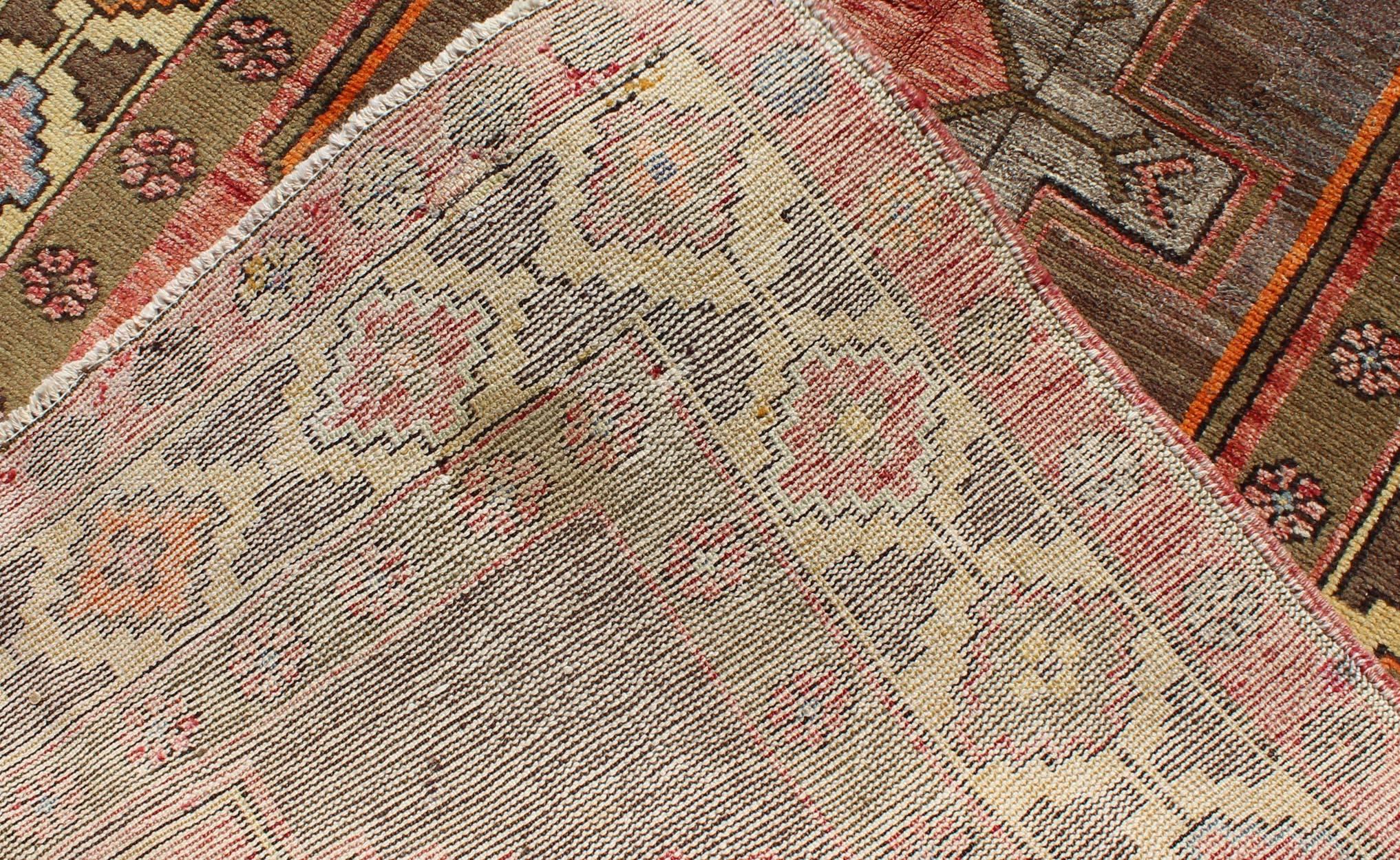 20ième siècle Tapis turc Oushak vintage du milieu du siècle dernier avec fleurs géométriques en rouge et marron en vente