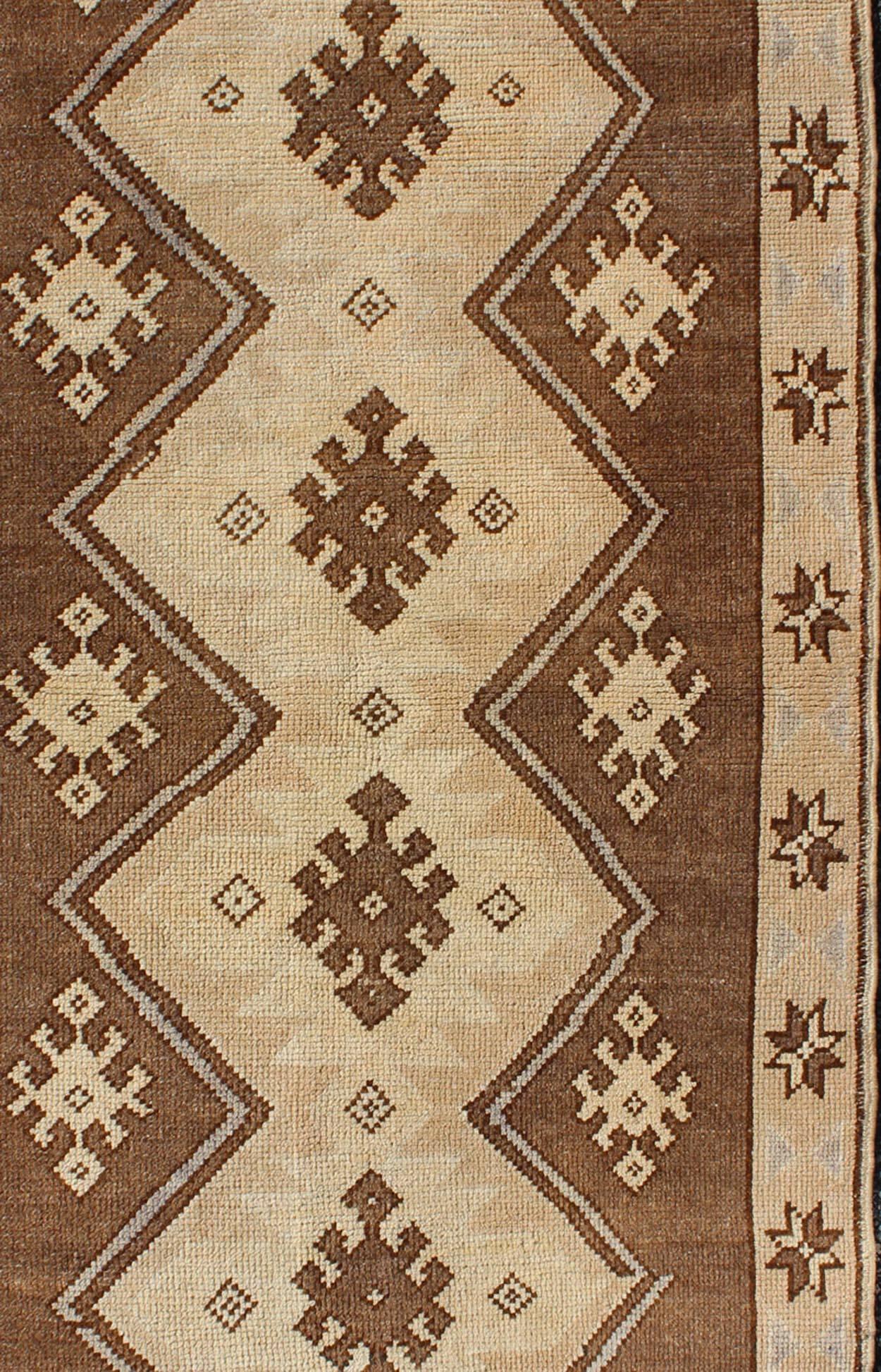  Vintage Turkish Oushak Rug with Vertical Diamond Medallions in Brown and Cream In Excellent Condition In Atlanta, GA