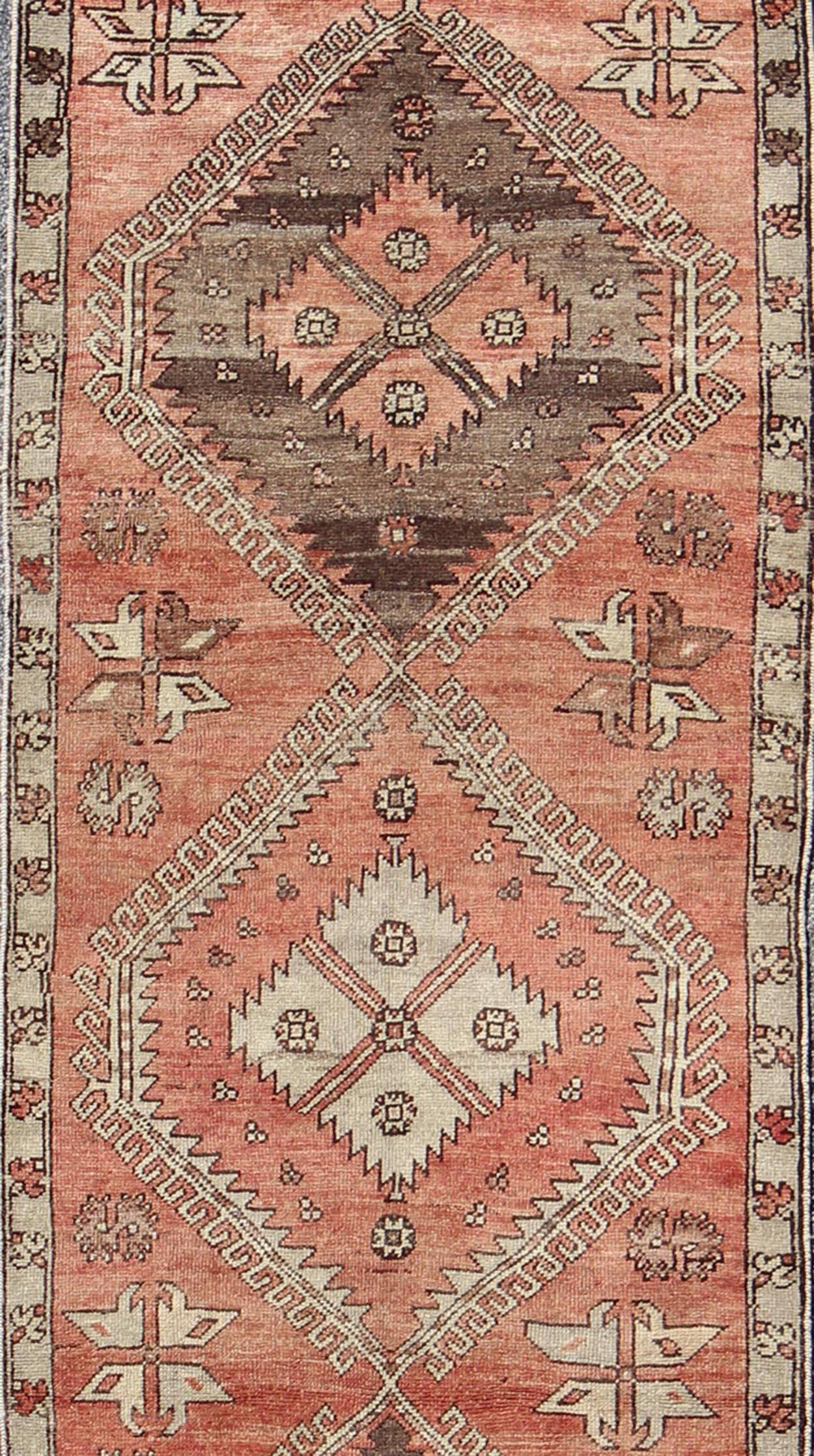Geometrischer türkischer Oushak-Läufer im Vintage-Stil mit Medaillons in Rot und Braun (Handgeknüpft) im Angebot
