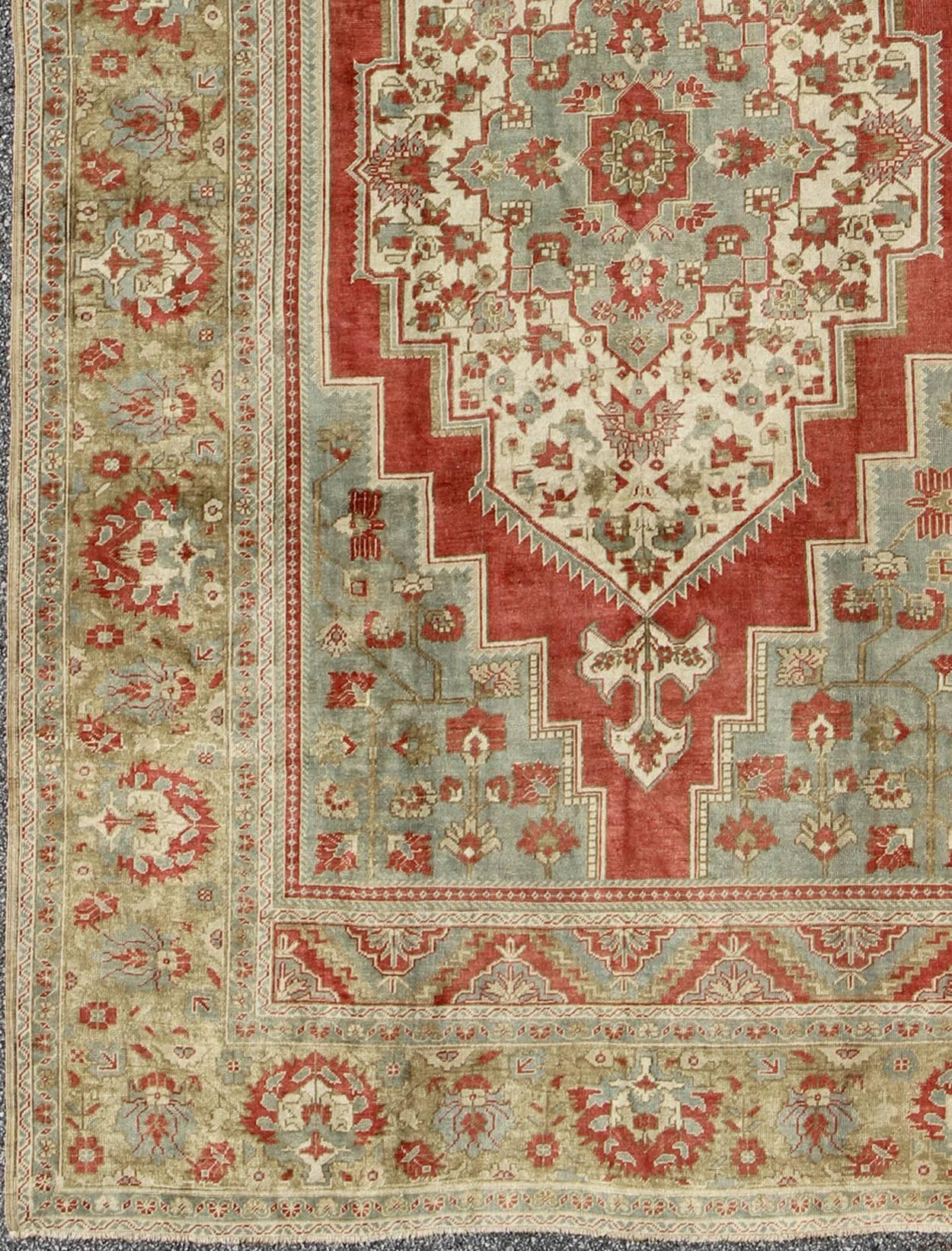 Floraler türkischer Oushak-Teppich aus der Jahrhundertmitte in Rot, Blau, Grün und Elfenbein, Teppich dur-95178, Herkunftsland/Typ: Türkei / Oushak, um die Mitte des 20. Jahrhunderts

Dieser alte türkische Oushak-Teppich (ca. Mitte des 20.