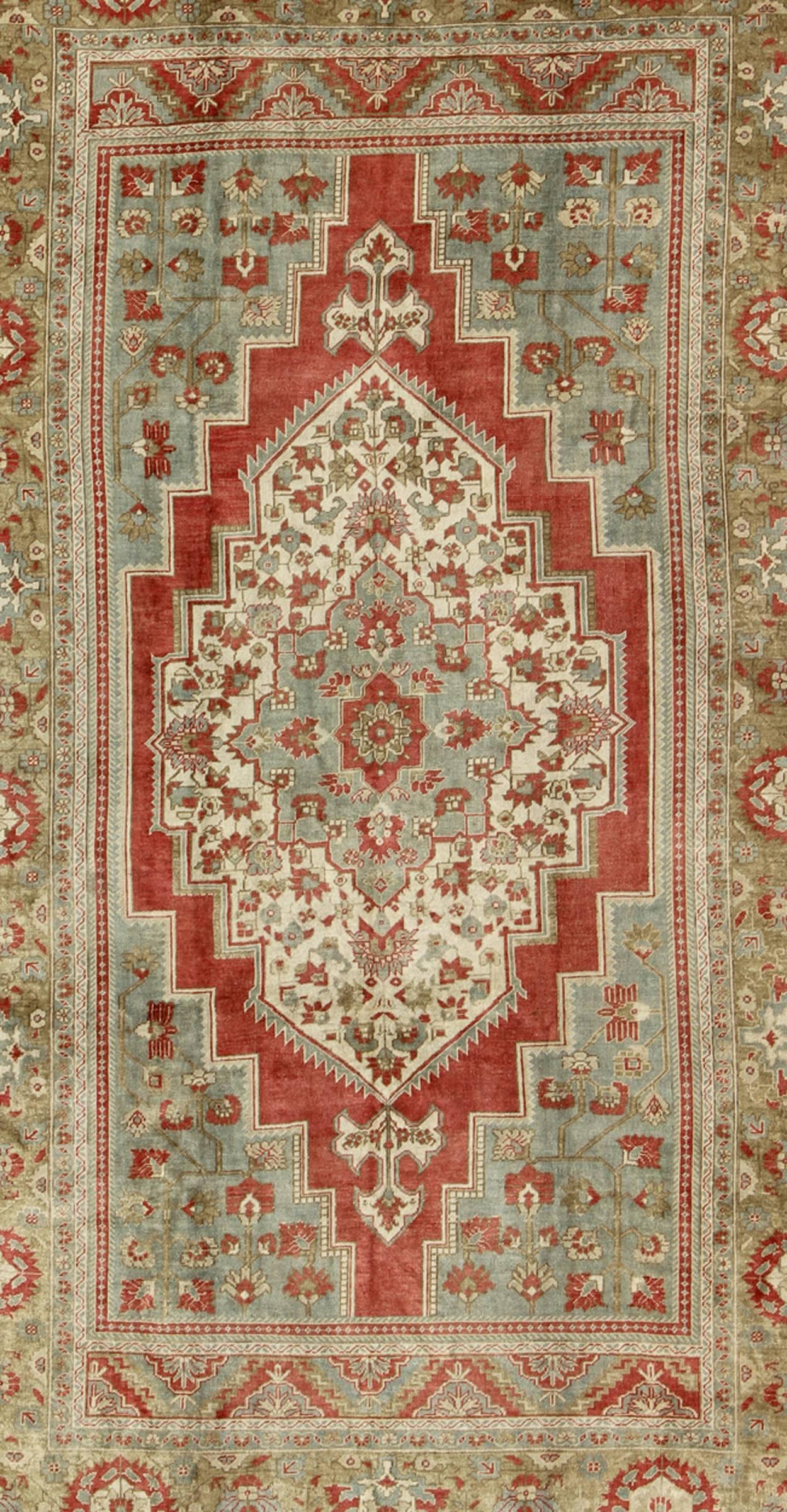 Türkischer Oushak Vintage-Teppich mit Blumenmuster aus der Mitte des Jahrhunderts in Rot, Blau, Grün und Elfenbein (Handgeknüpft) im Angebot