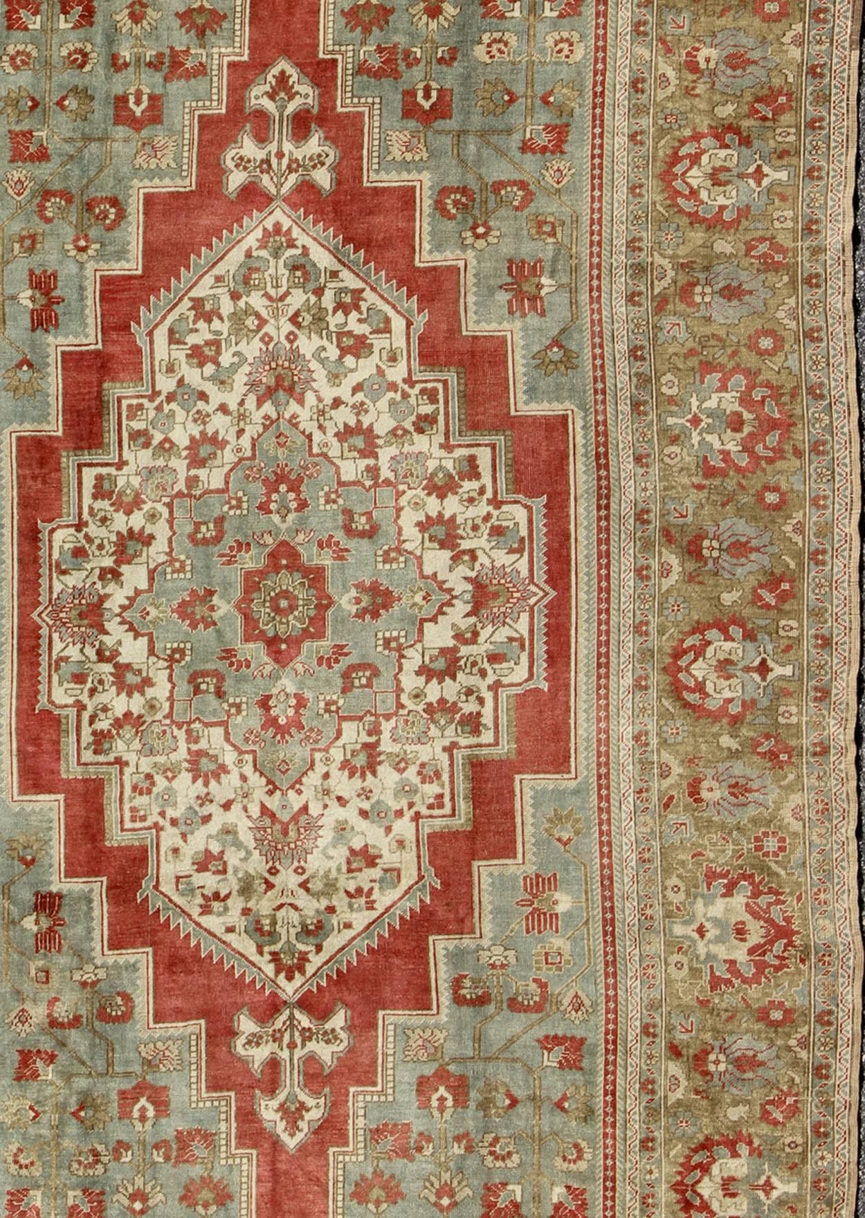 Türkischer Oushak Vintage-Teppich mit Blumenmuster aus der Mitte des Jahrhunderts in Rot, Blau, Grün und Elfenbein im Zustand „Hervorragend“ im Angebot in Atlanta, GA