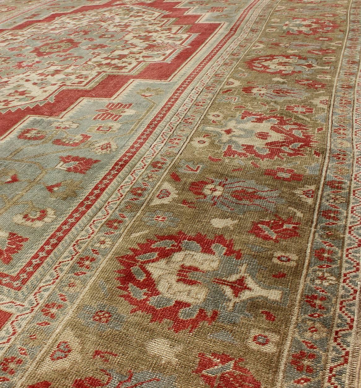 Türkischer Oushak Vintage-Teppich mit Blumenmuster aus der Mitte des Jahrhunderts in Rot, Blau, Grün und Elfenbein (20. Jahrhundert) im Angebot