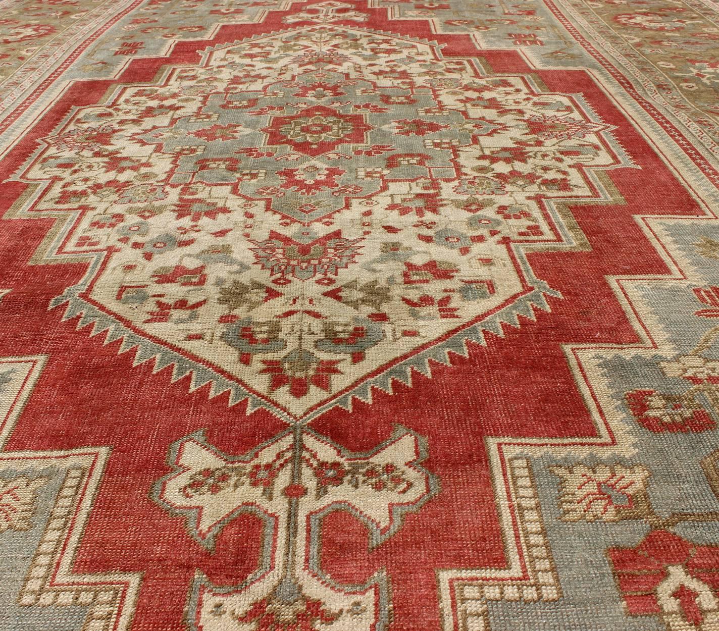 Türkischer Oushak Vintage-Teppich mit Blumenmuster aus der Mitte des Jahrhunderts in Rot, Blau, Grün und Elfenbein (Wolle) im Angebot